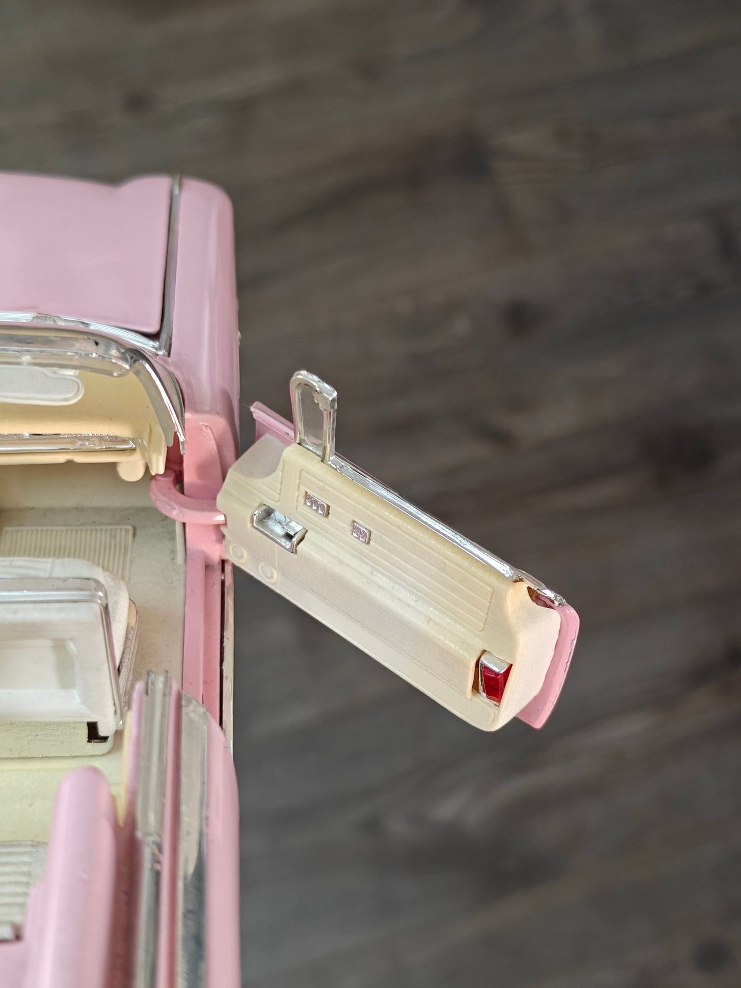 1:18 Maisto 1959 Cadillac Eldorado Biarritz Convertible (Pre - Owned) - Kinder Logs