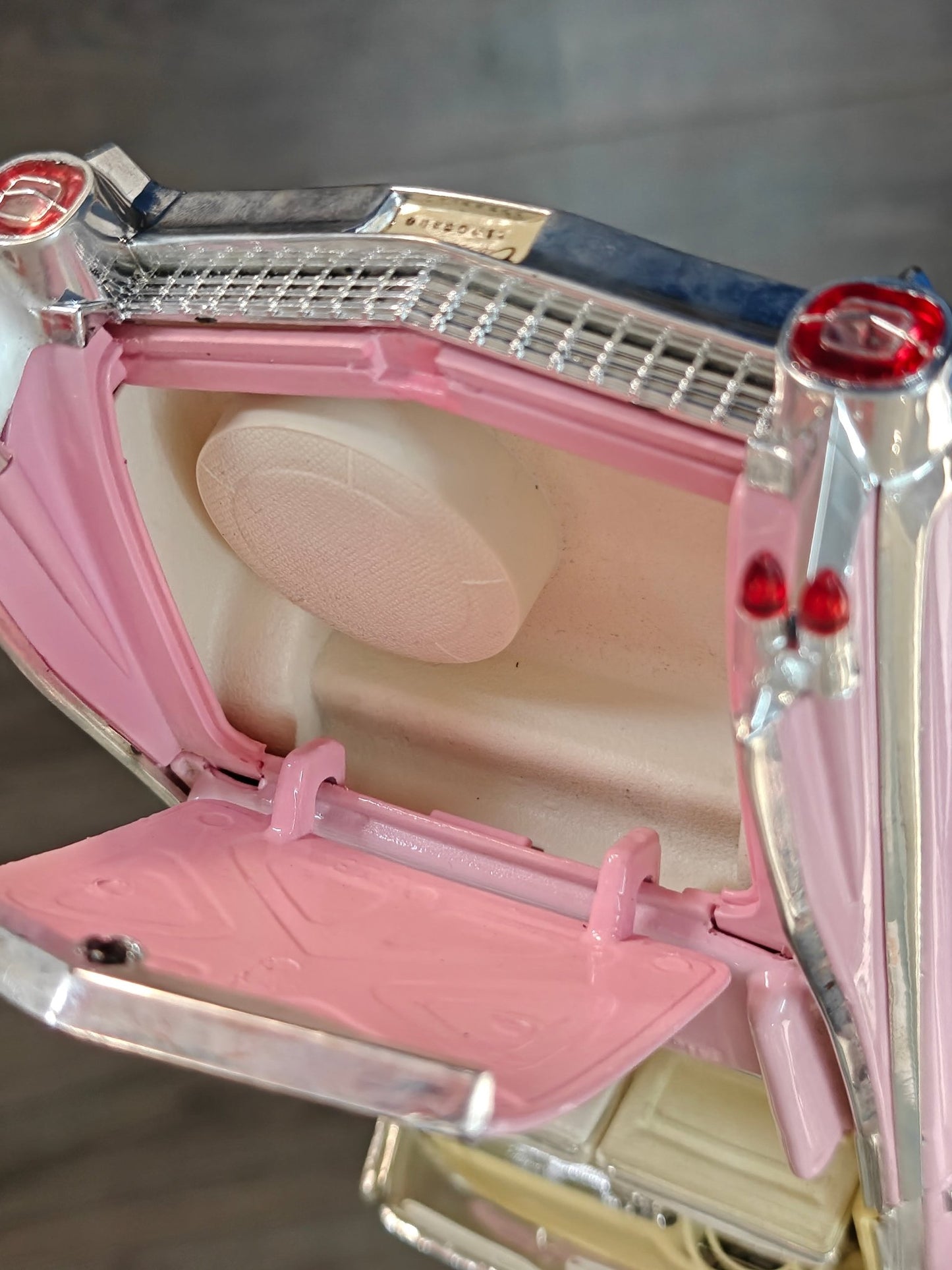 1:18 Maisto 1959 Cadillac Eldorado Biarritz Convertible (Pre - Owned) - Kinder Logs