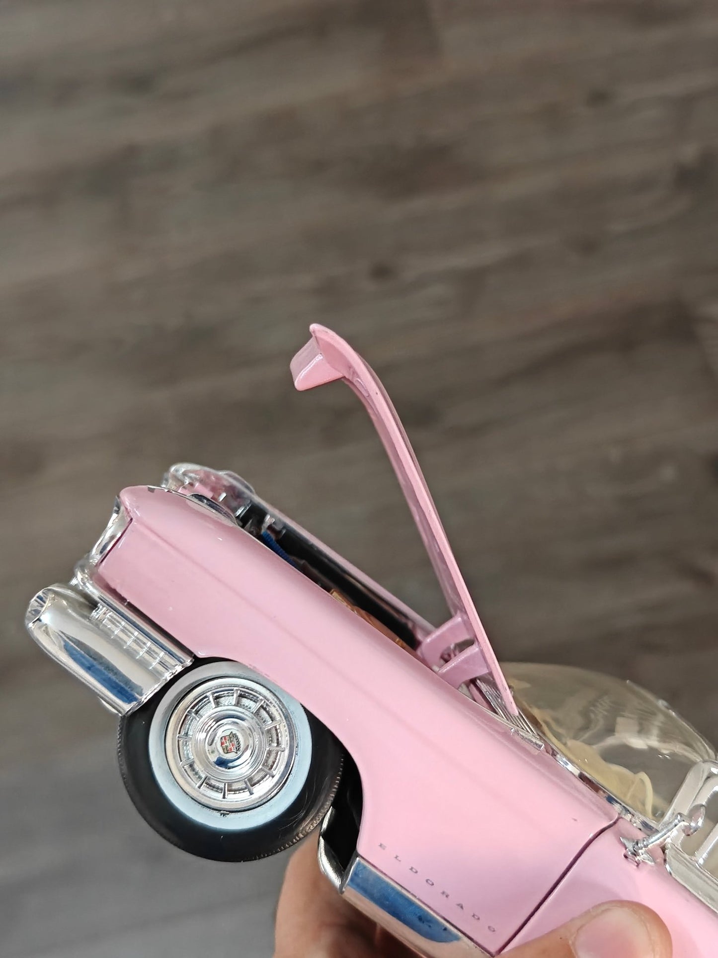 1:18 Maisto 1959 Cadillac Eldorado Biarritz Convertible (Pre - Owned) - Kinder Logs