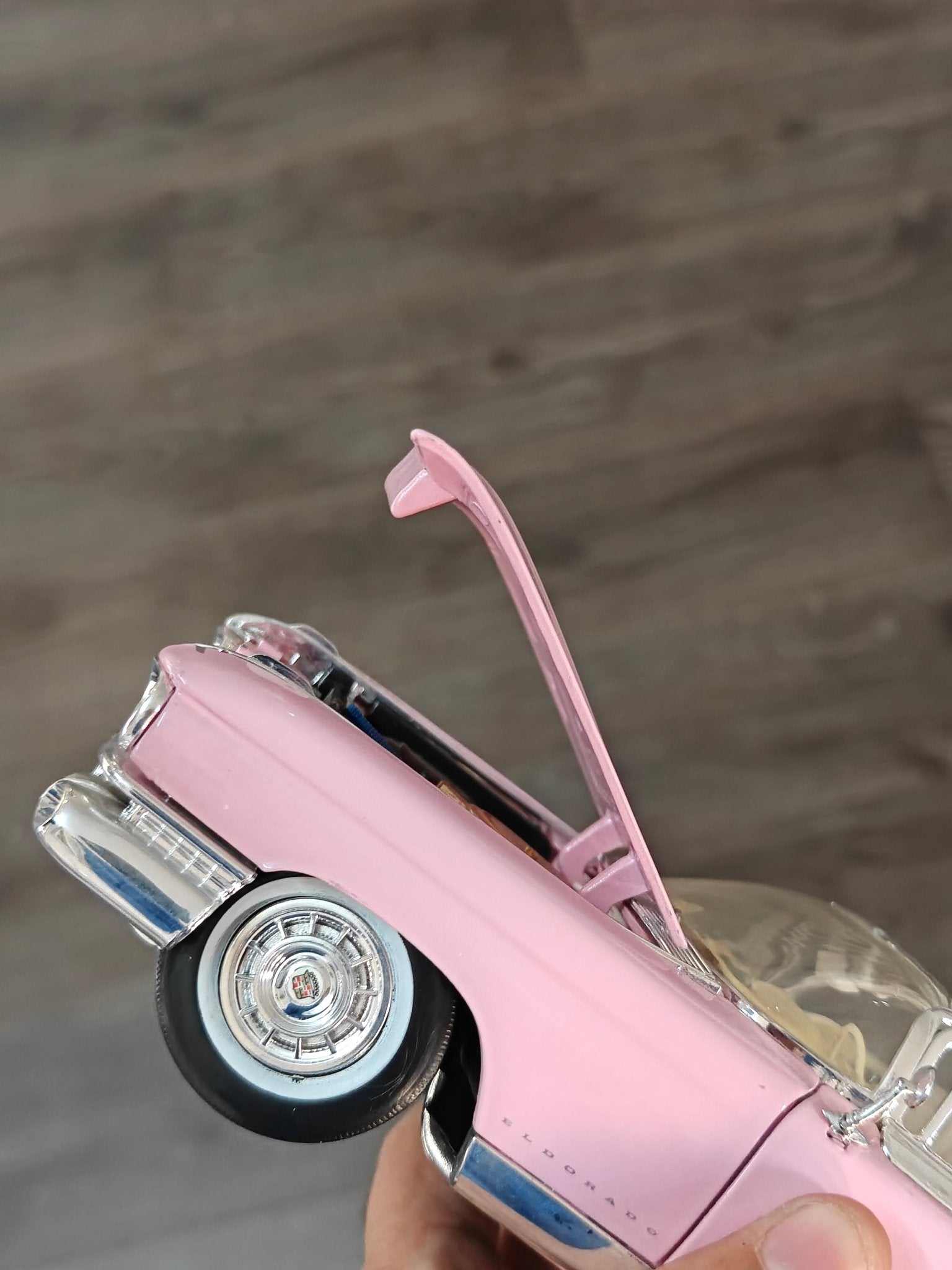 1:18 Maisto 1959 Cadillac Eldorado Biarritz Convertible (Pre - Owned) - Kinder Logs