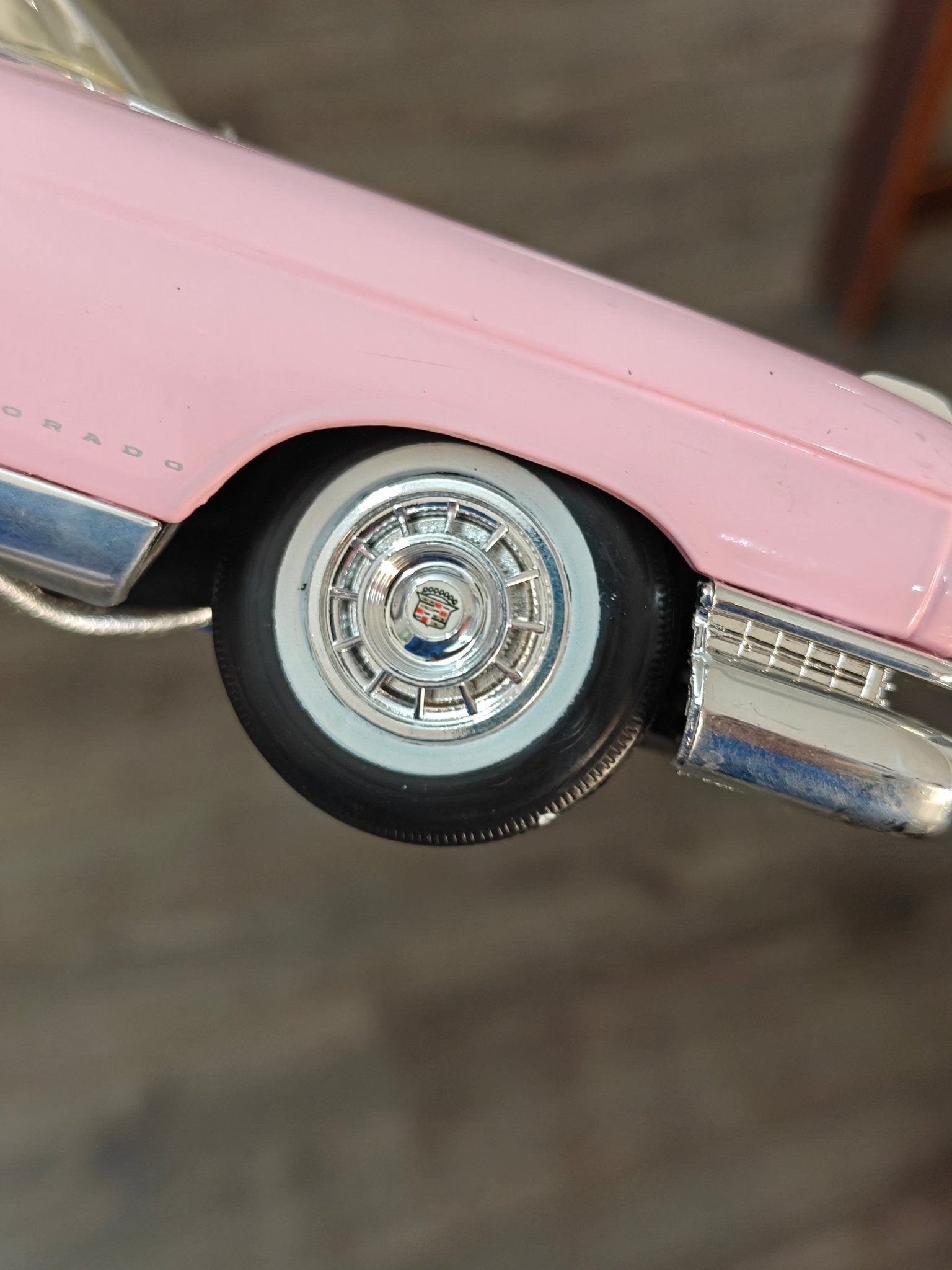 1:18 Maisto 1959 Cadillac Eldorado Biarritz Convertible (Pre - Owned) - Kinder Logs