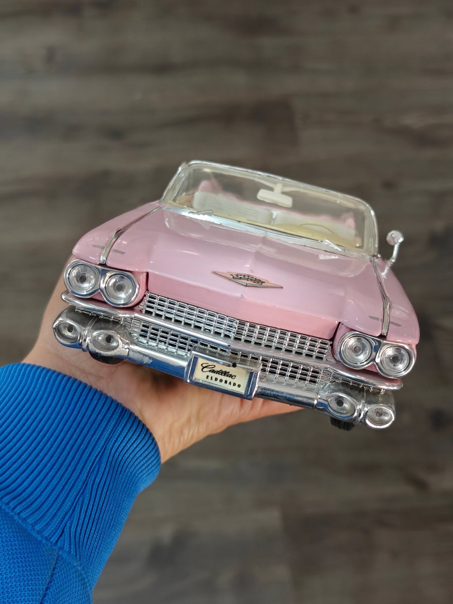 1:18 Maisto 1959 Cadillac Eldorado Biarritz Convertible (Pre - Owned) - Kinder Logs