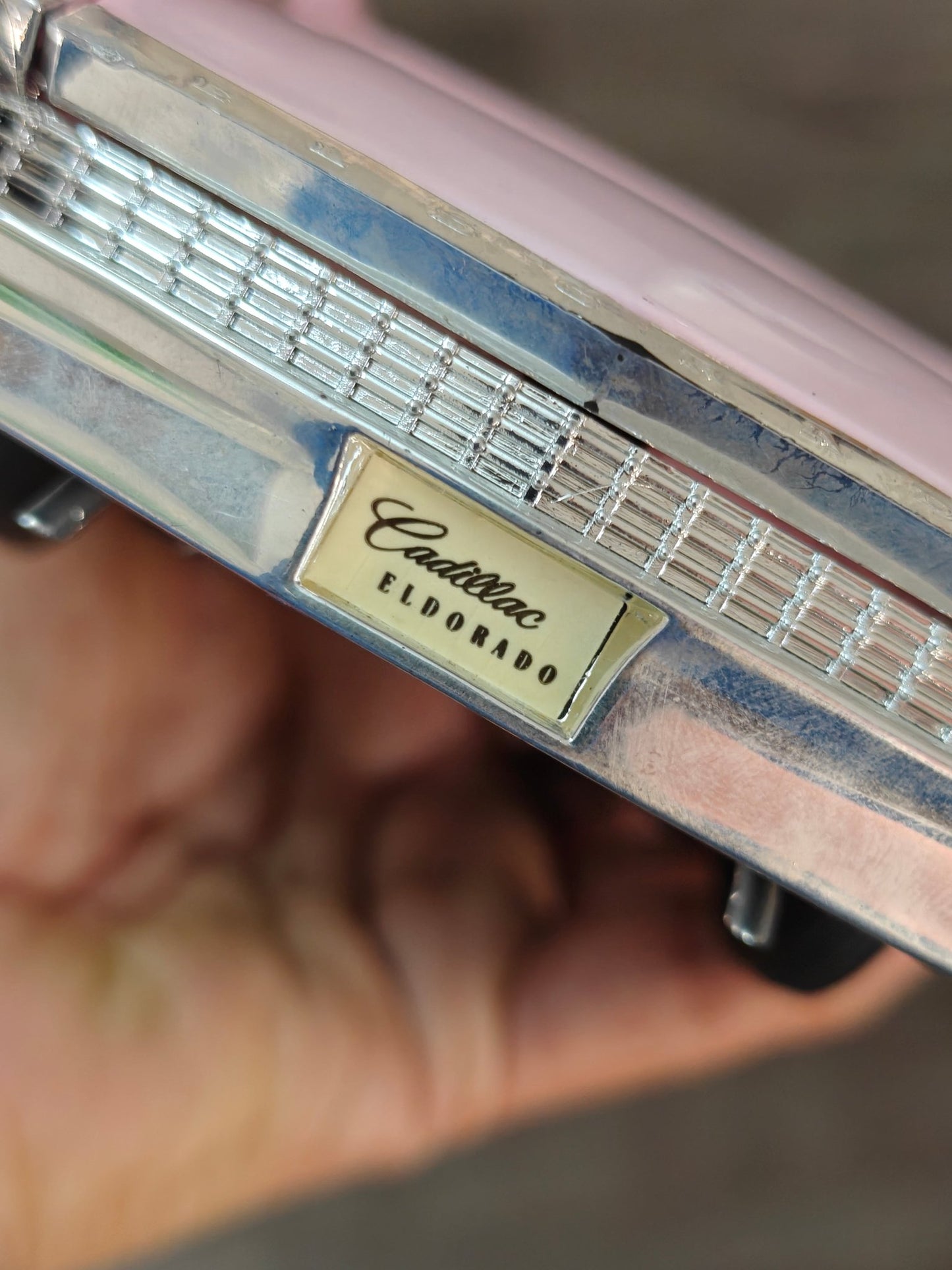 1:18 Maisto 1959 Cadillac Eldorado Biarritz Convertible (Pre - Owned) - Kinder Logs