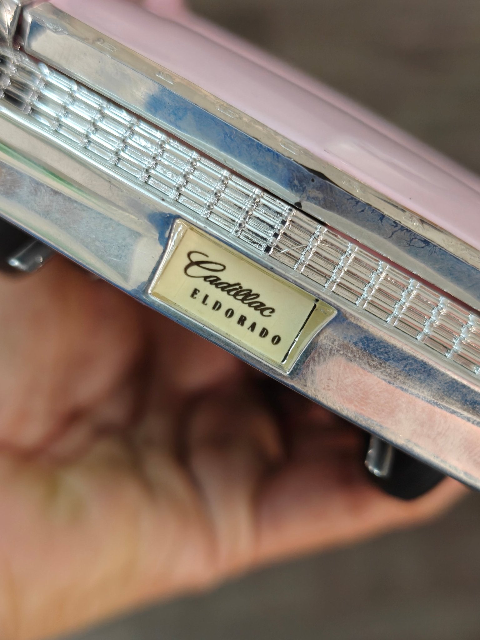 1:18 Maisto 1959 Cadillac Eldorado Biarritz Convertible (Pre - Owned) - Kinder Logs