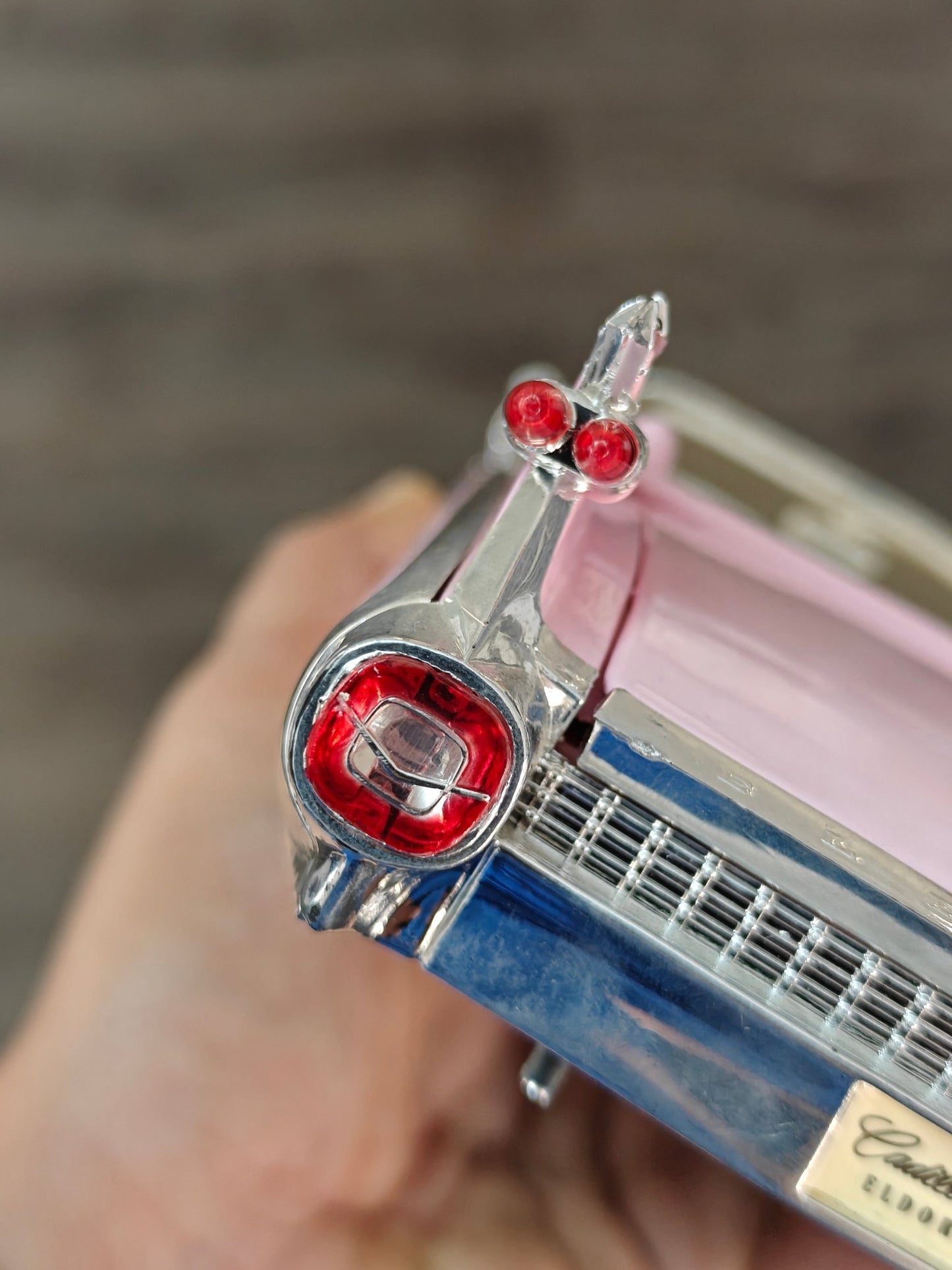 1:18 Maisto 1959 Cadillac Eldorado Biarritz Convertible (Pre - Owned) - Kinder Logs