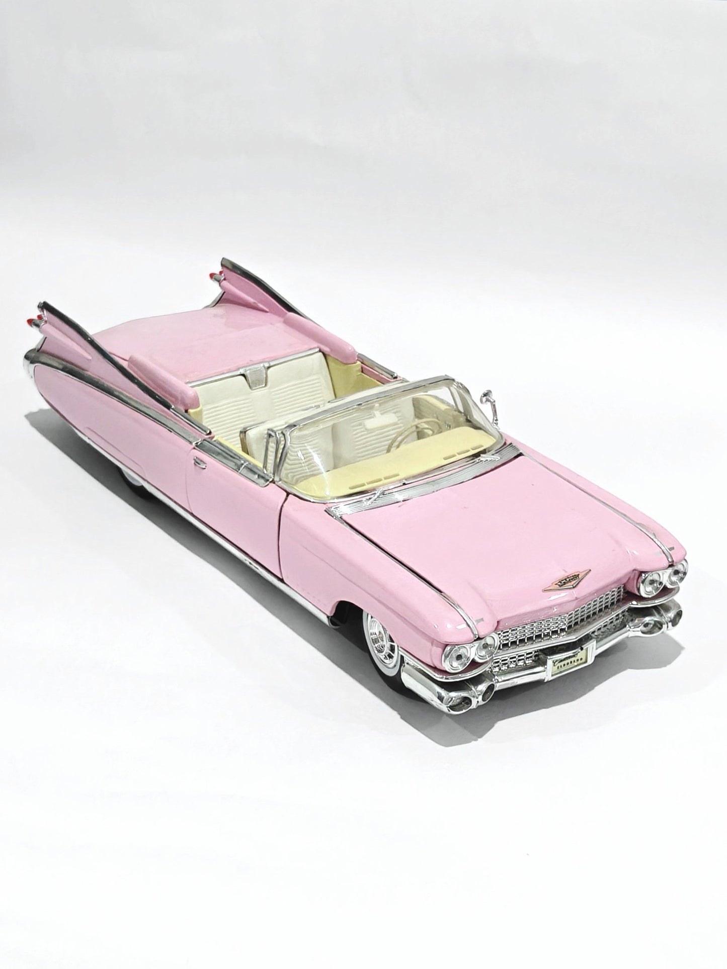 1:18 Maisto 1959 Cadillac Eldorado Biarritz Convertible (Pre - Owned) - Kinder Logs