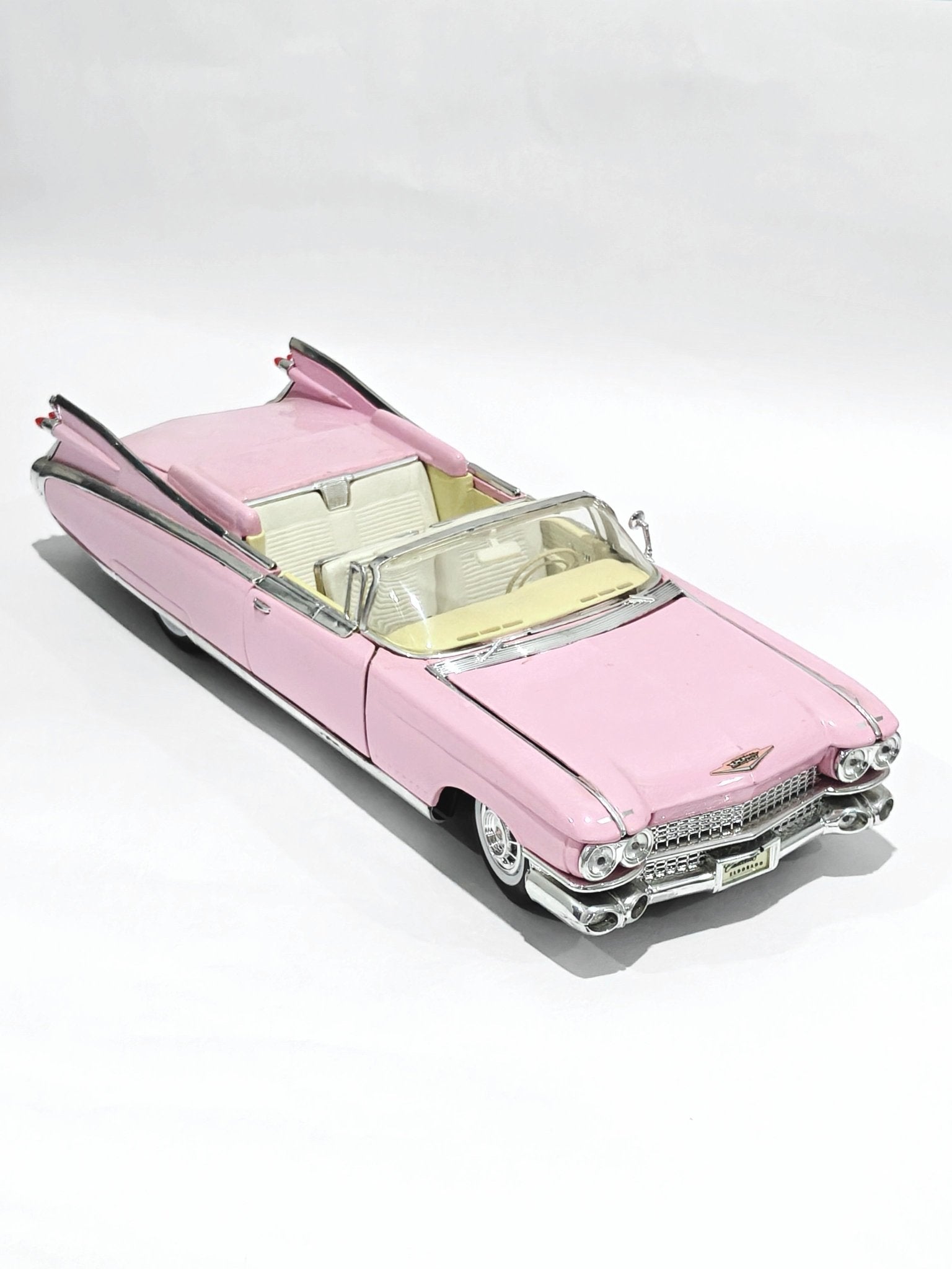1:18 Maisto 1959 Cadillac Eldorado Biarritz Convertible (Pre - Owned) - Kinder Logs