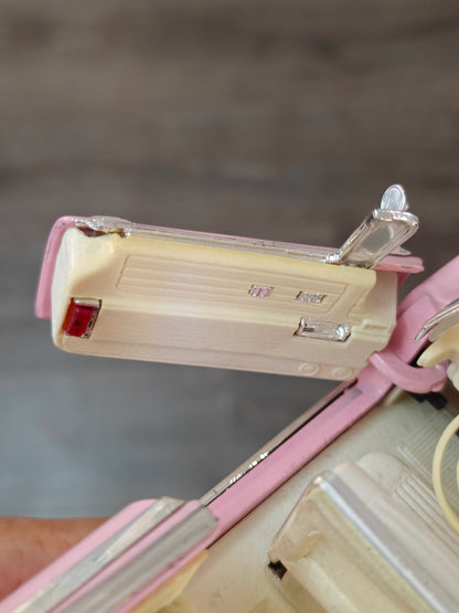 1:18 Maisto 1959 Cadillac Eldorado Biarritz Convertible (Pre - Owned) - Kinder Logs