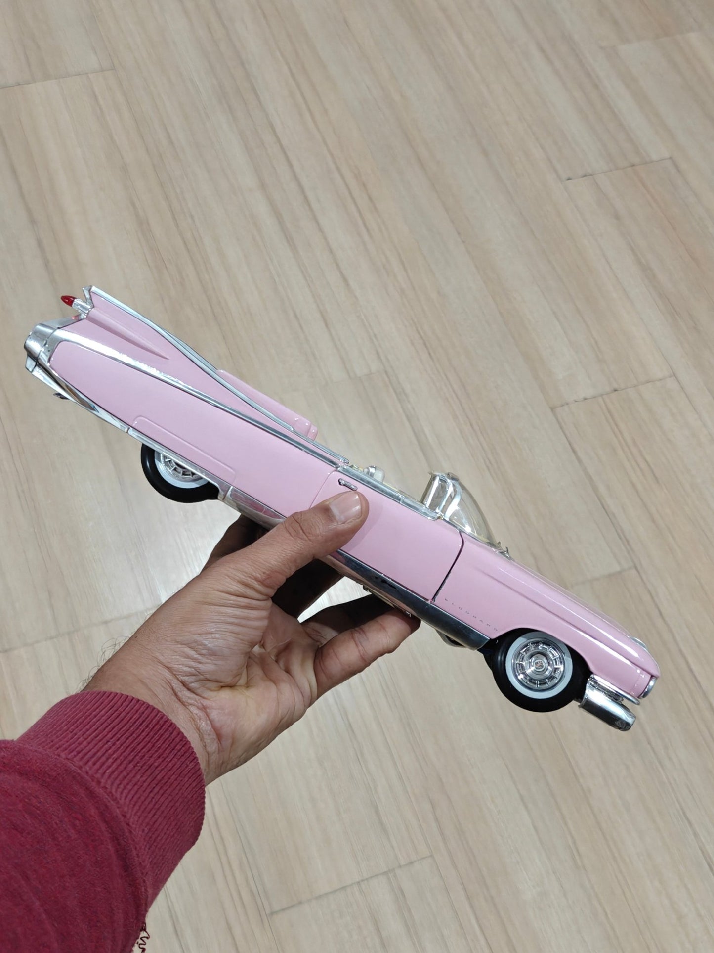 1:18 Maisto 1959 Cadillac Eldorado Biarritz Convertible (Pre - Owned) - Kinder Logs