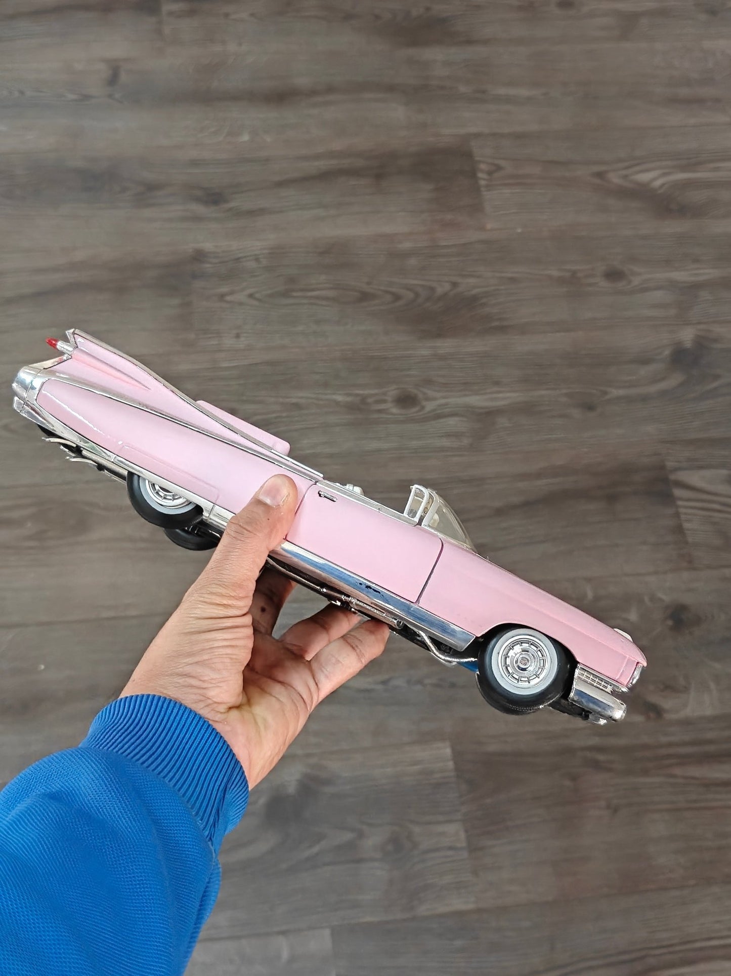 1:18 Maisto 1959 Cadillac Eldorado Biarritz Convertible (Pre - Owned) - Kinder Logs