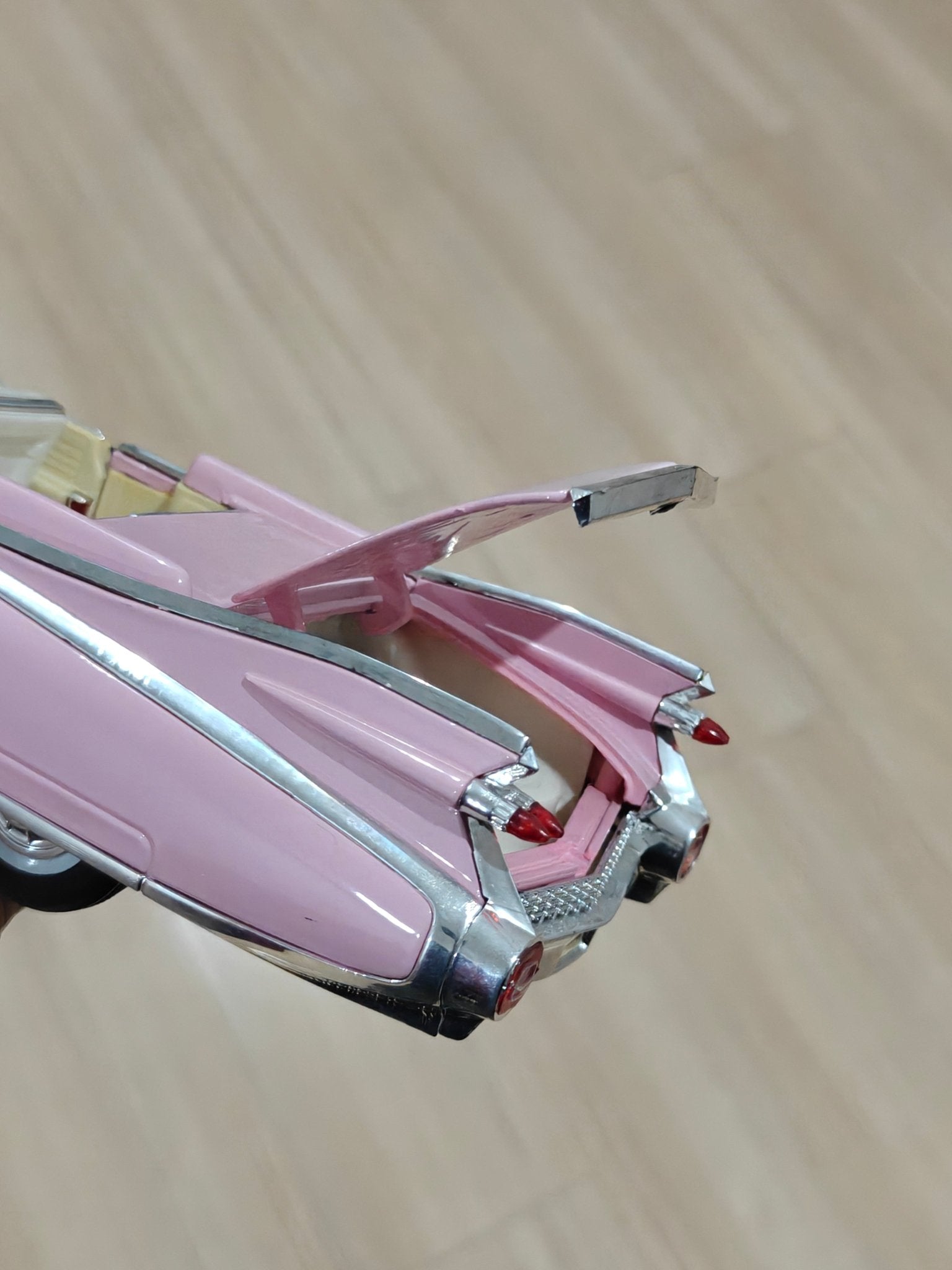 1:18 Maisto 1959 Cadillac Eldorado Biarritz Convertible (Pre - Owned) - Kinder Logs