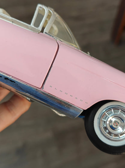 1:18 Maisto 1959 Cadillac Eldorado Biarritz Convertible (Pre - Owned) - Kinder Logs