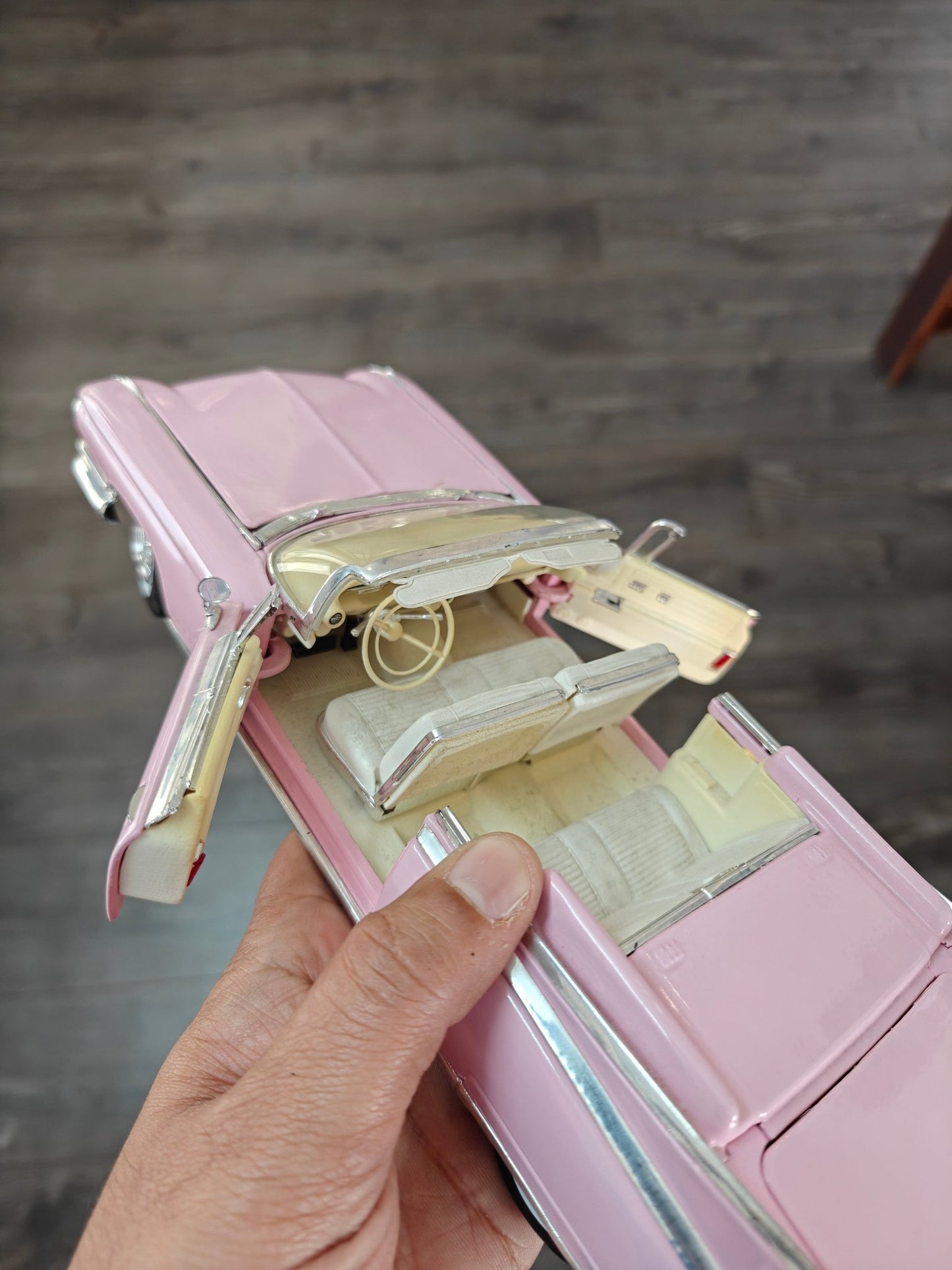 1:18 Maisto 1959 Cadillac Eldorado Biarritz Convertible (Pre - Owned) - Kinder Logs