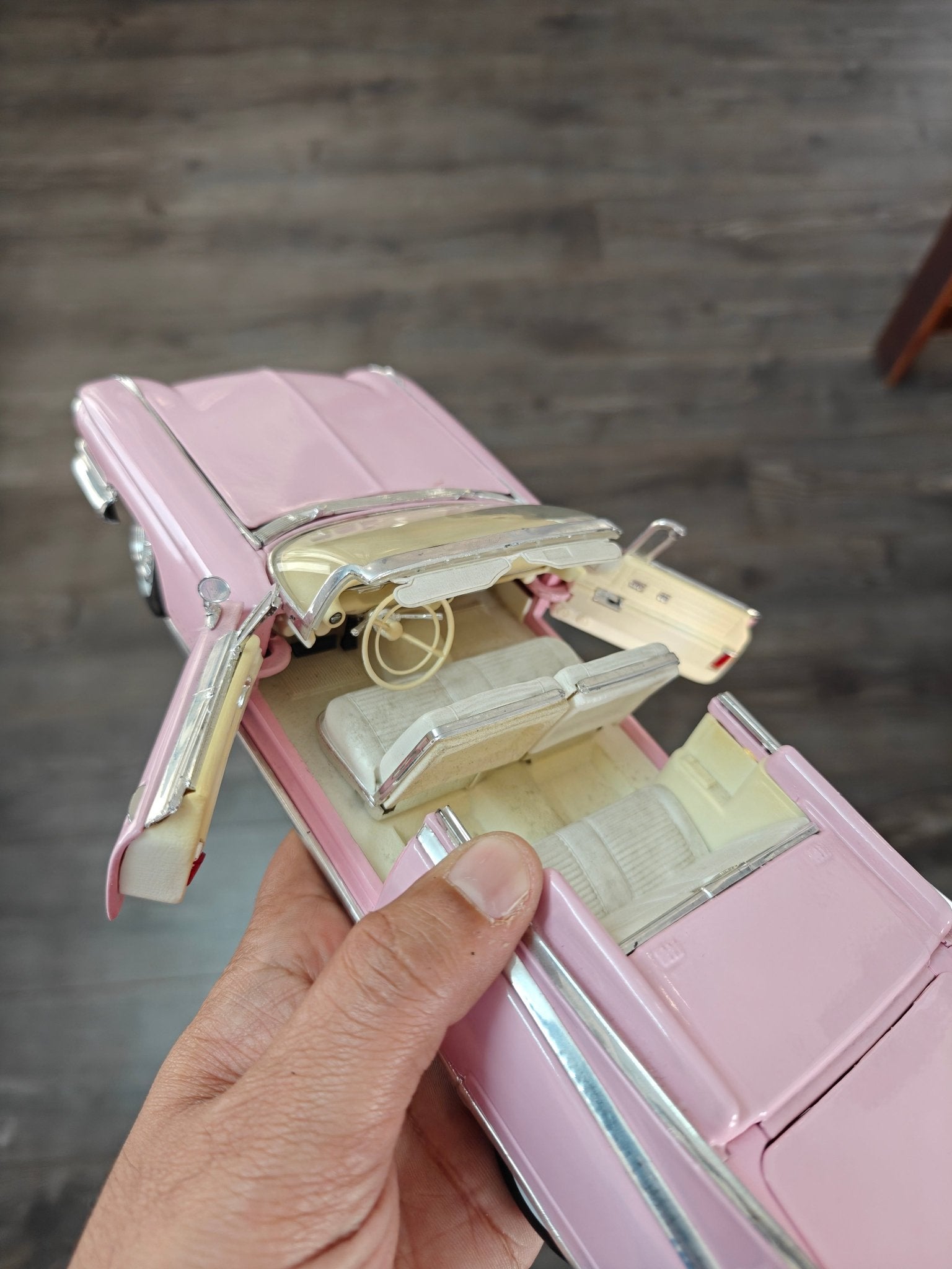 1:18 Maisto 1959 Cadillac Eldorado Biarritz Convertible (Pre - Owned) - Kinder Logs