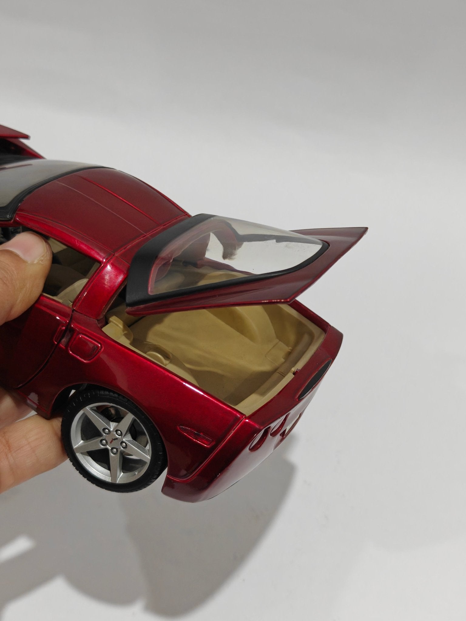 1:18 Maisto 2005 Chevrolet Corvette (Pre - Owned) - Kinder Logs