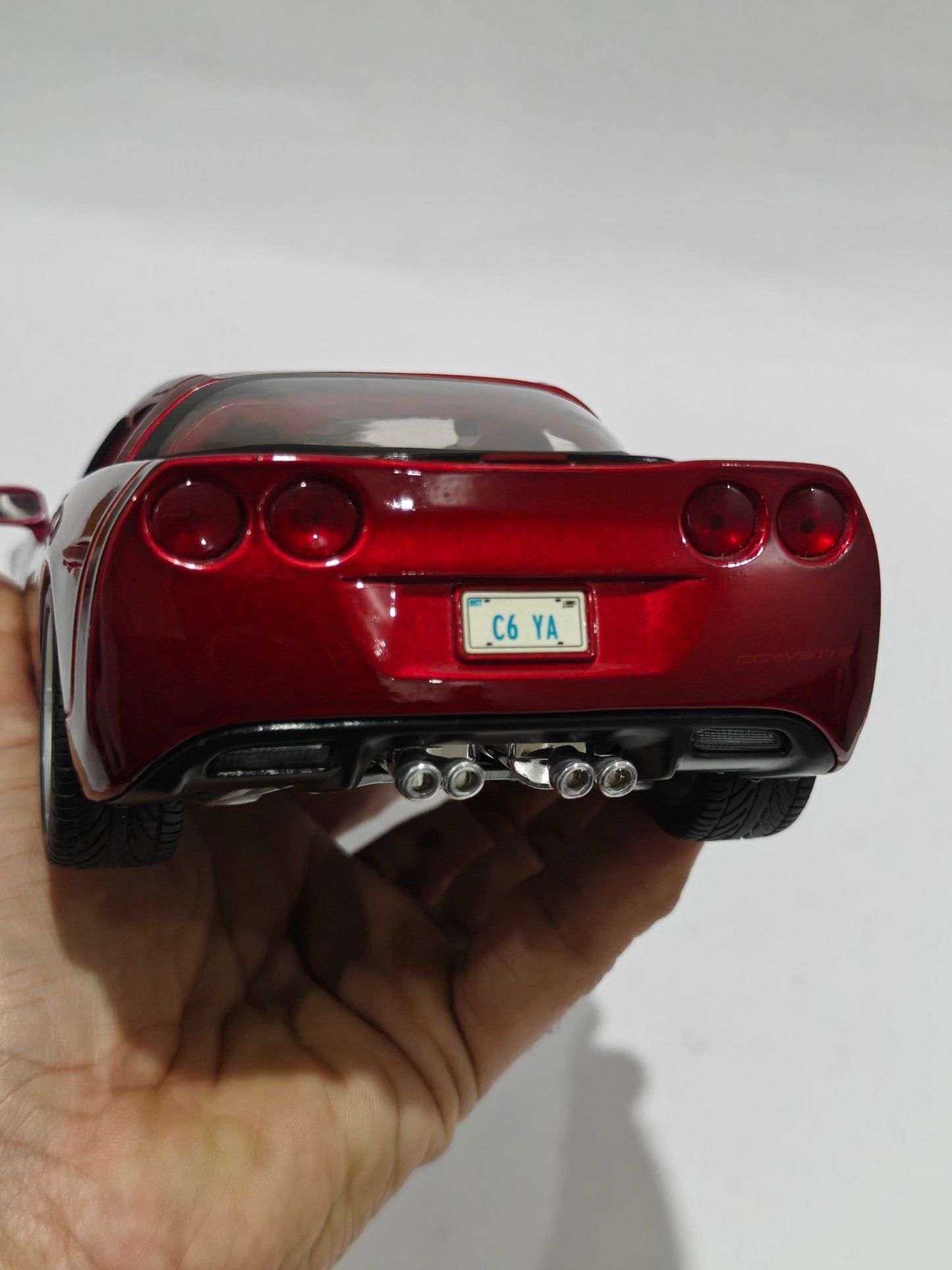 1:18 Maisto 2005 Chevrolet Corvette (Pre - Owned) - Kinder Logs
