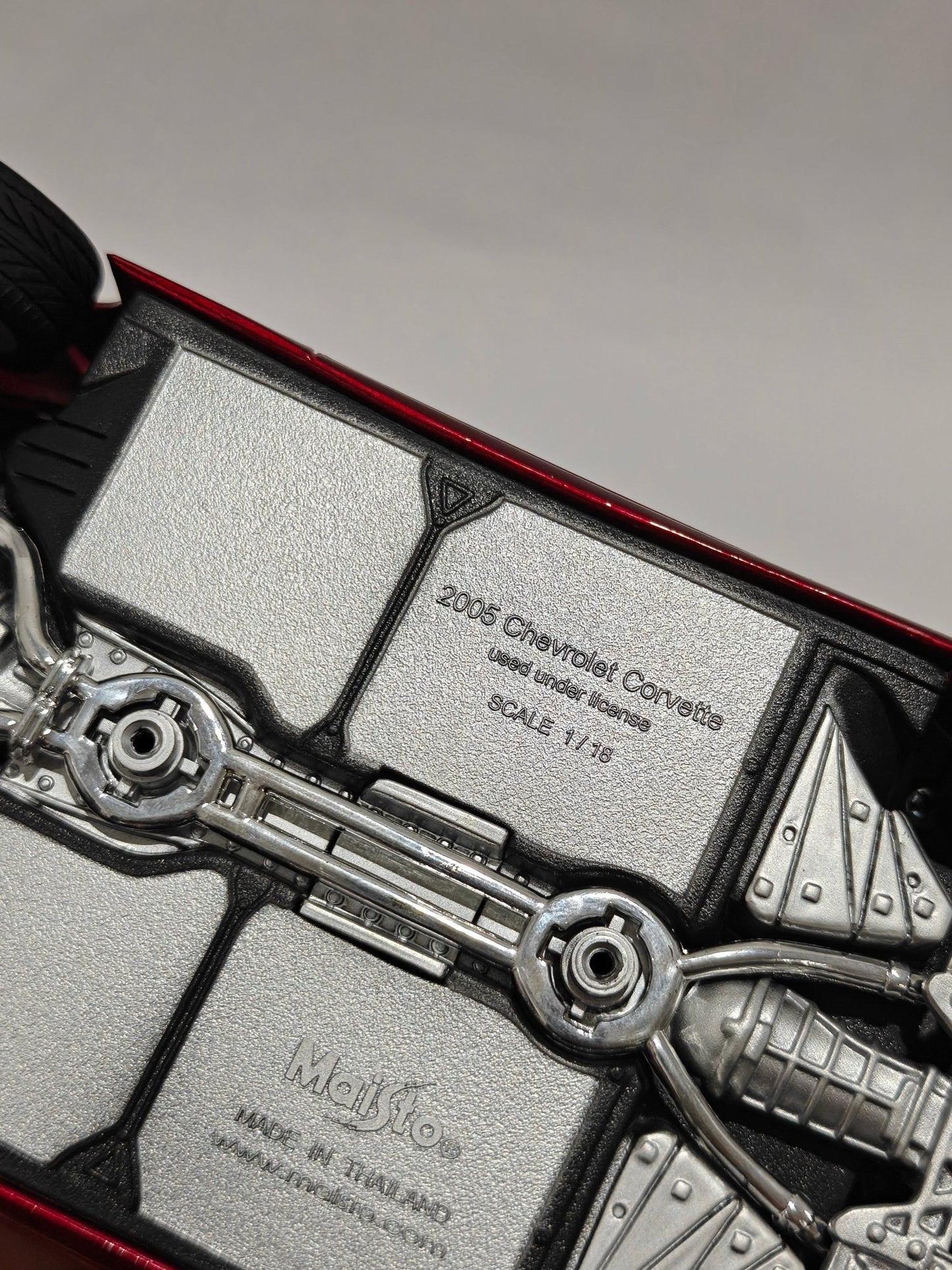 1:18 Maisto 2005 Chevrolet Corvette (Pre - Owned) - Kinder Logs