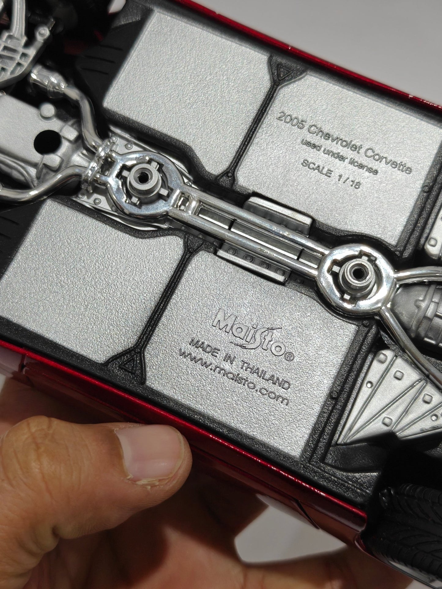 1:18 Maisto 2005 Chevrolet Corvette (Pre - Owned) - Kinder Logs