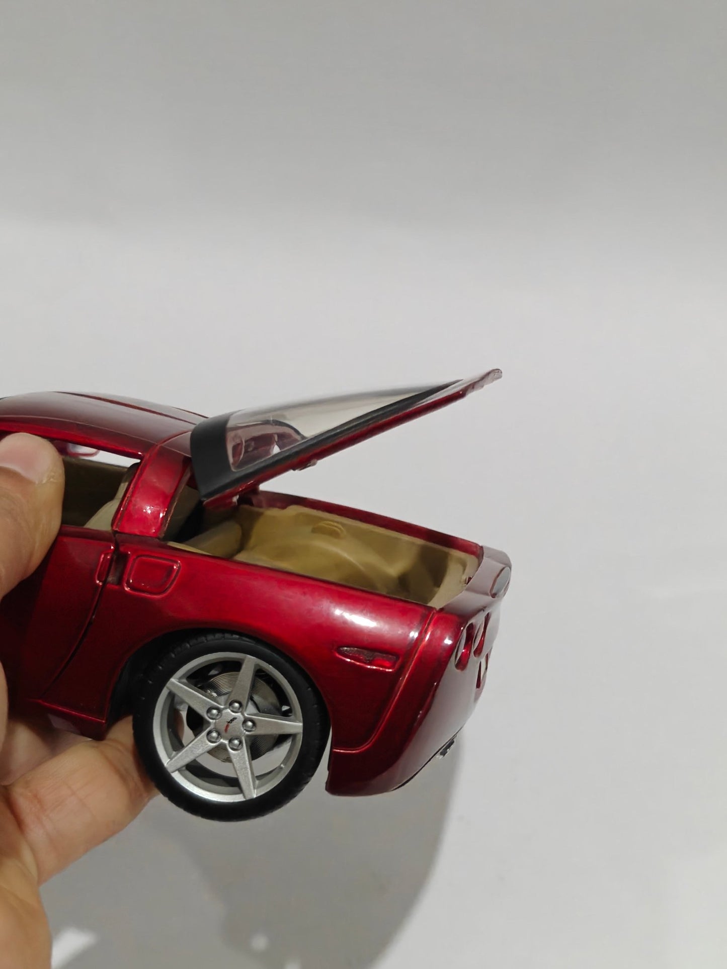 1:18 Maisto 2005 Chevrolet Corvette (Pre - Owned) - Kinder Logs