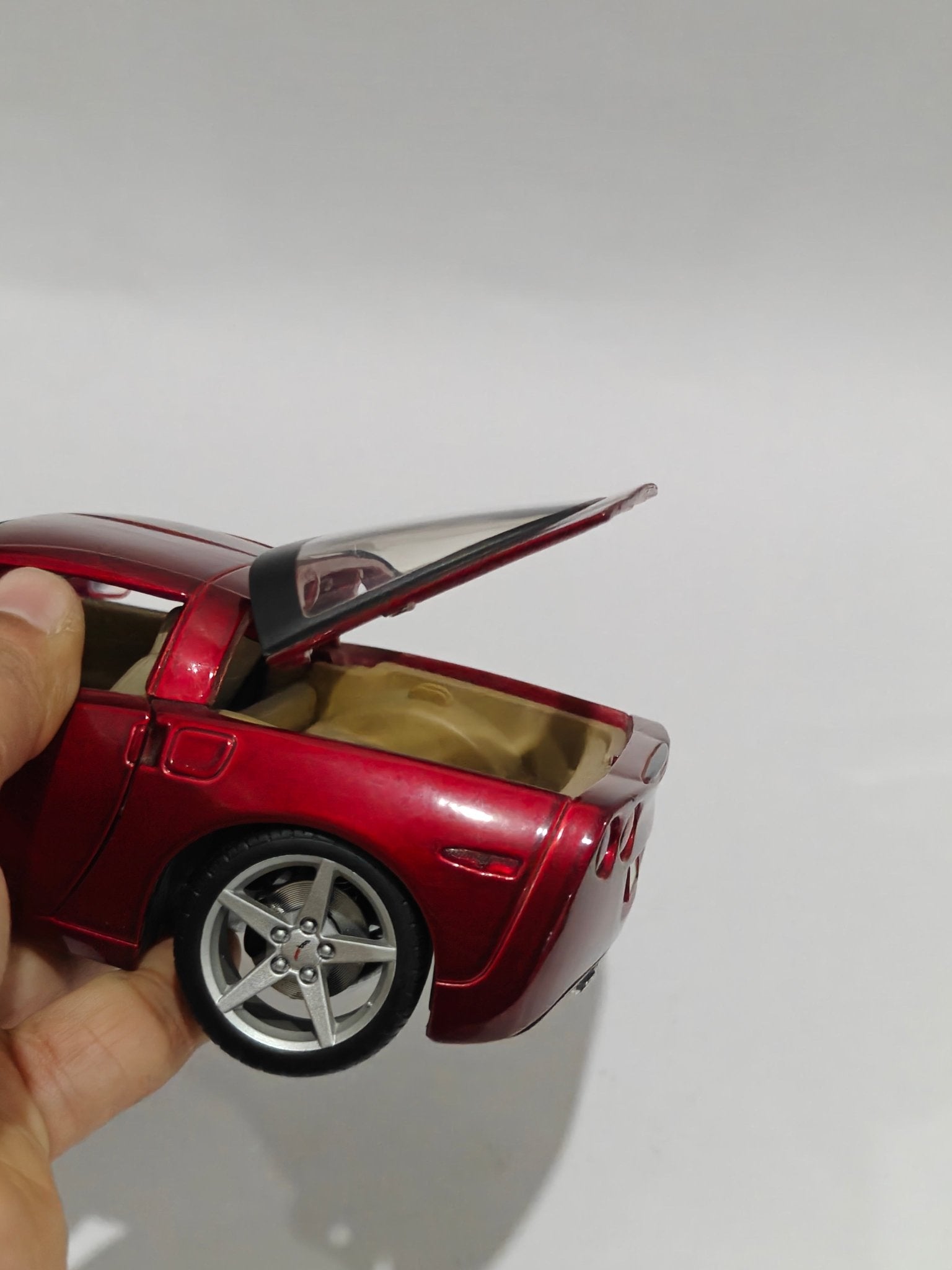 1:18 Maisto 2005 Chevrolet Corvette (Pre - Owned) - Kinder Logs