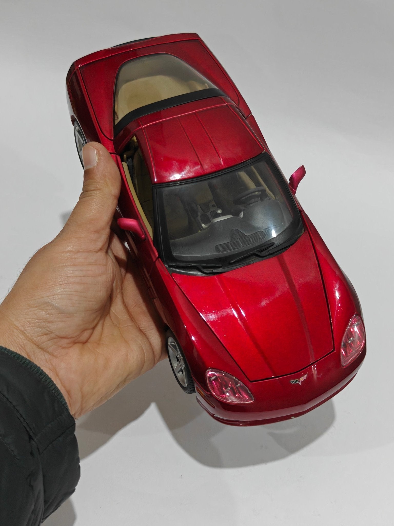 1:18 Maisto 2005 Chevrolet Corvette (Pre - Owned) - Kinder Logs