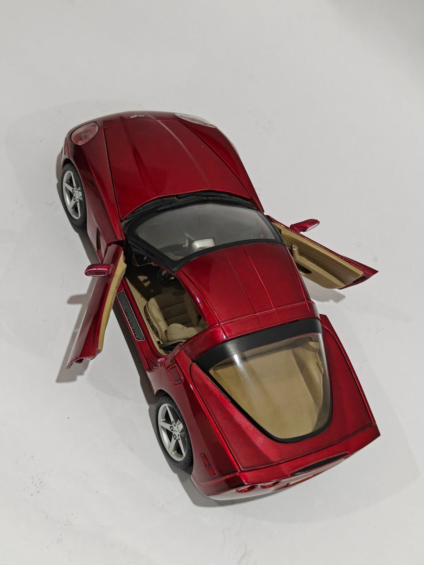 1:18 Maisto 2005 Chevrolet Corvette (Pre - Owned) - Kinder Logs