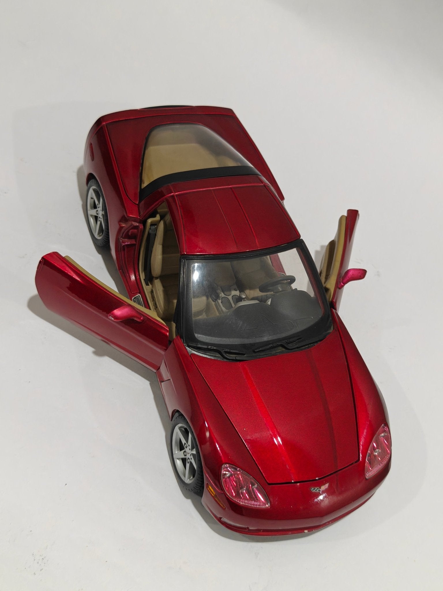 1:18 Maisto 2005 Chevrolet Corvette (Pre - Owned) - Kinder Logs