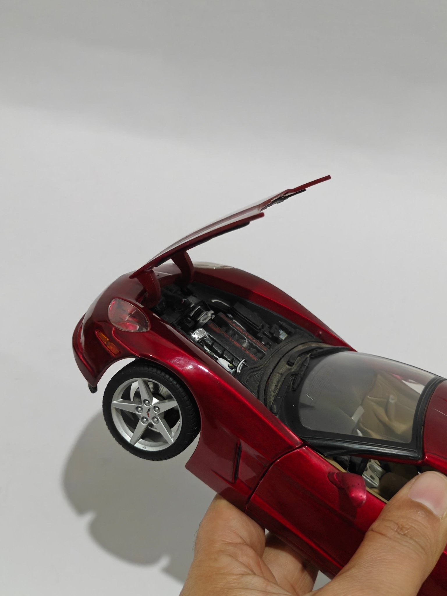 1:18 Maisto 2005 Chevrolet Corvette (Pre - Owned) - Kinder Logs
