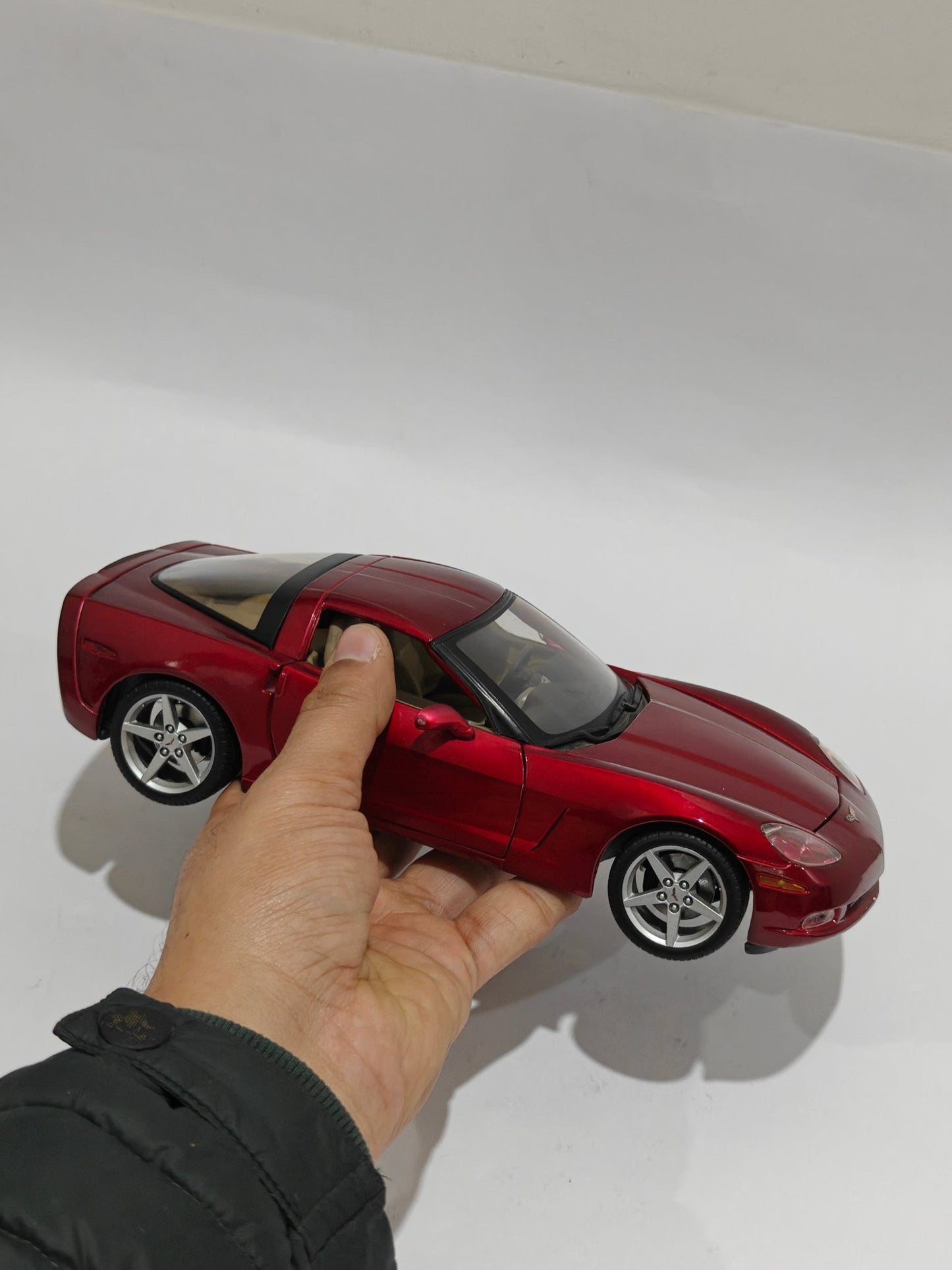 1:18 Maisto 2005 Chevrolet Corvette (Pre - Owned) - Kinder Logs