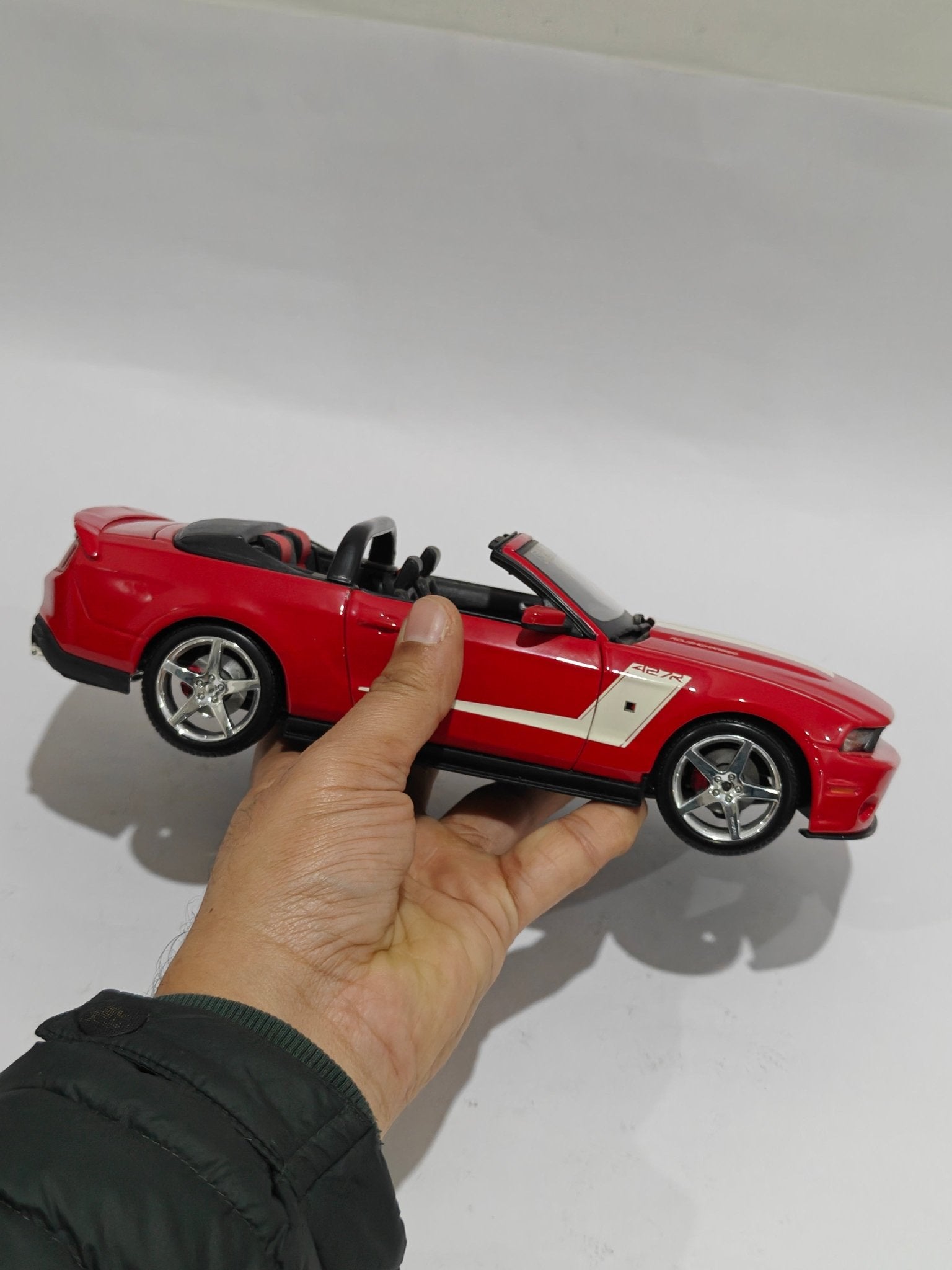 1:18 Maisto 2010 Ford Mustang Roush 427R (Pre - Owned) - Kinder Logs