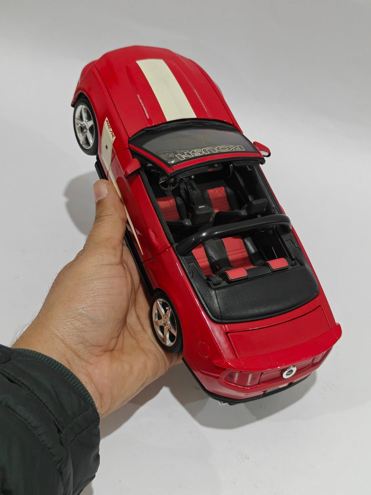 1:18 Maisto 2010 Ford Mustang Roush 427R (Pre - Owned) - Kinder Logs