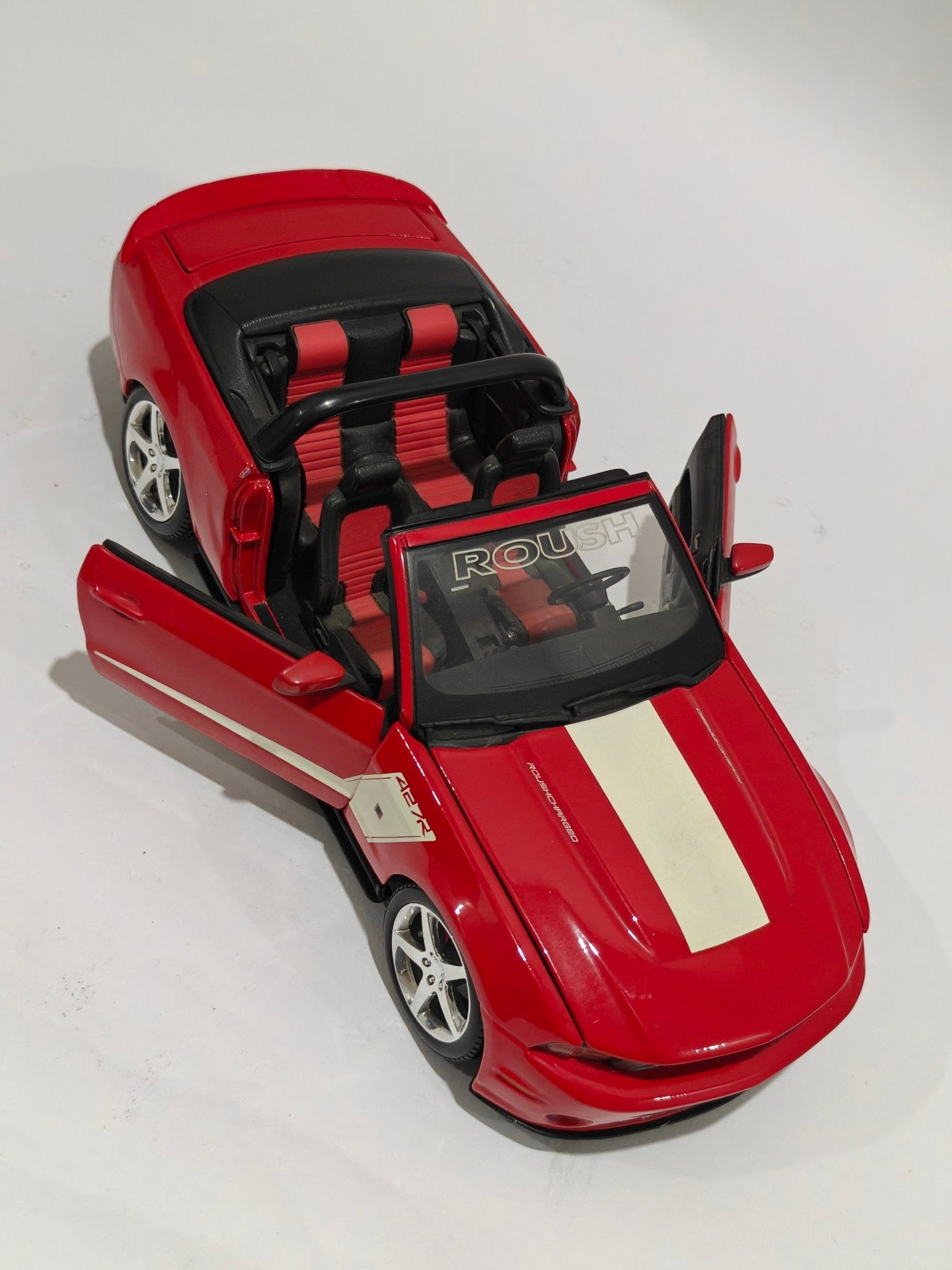 1:18 Maisto 2010 Ford Mustang Roush 427R (Pre - Owned) - Kinder Logs