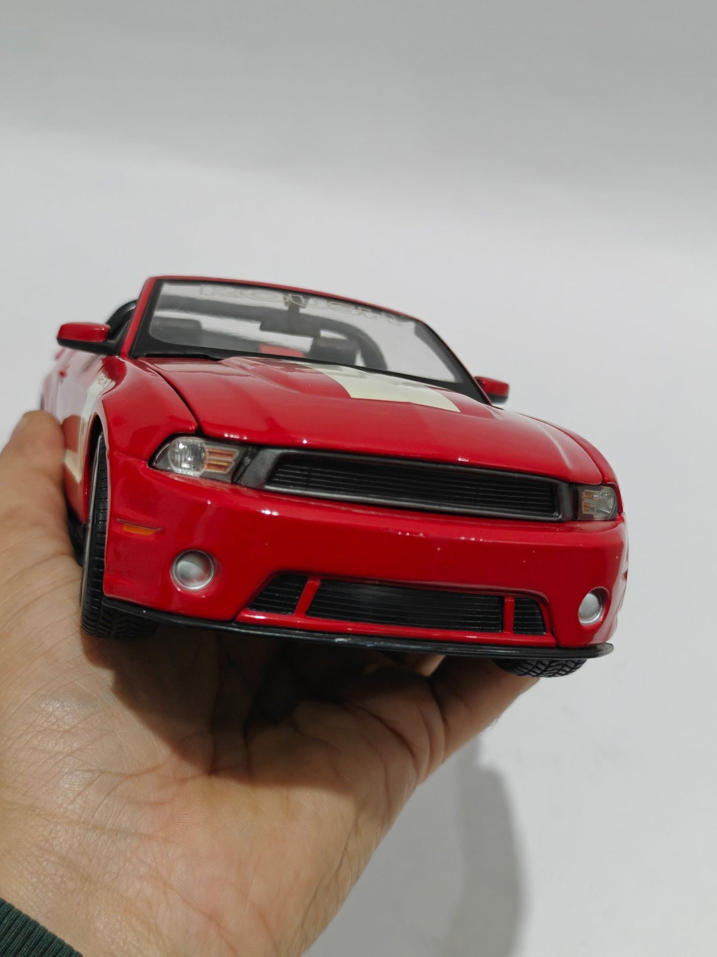 1:18 Maisto 2010 Ford Mustang Roush 427R (Pre - Owned) - Kinder Logs
