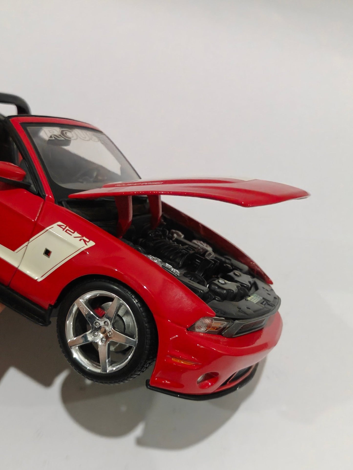 1:18 Maisto 2010 Ford Mustang Roush 427R (Pre - Owned) - Kinder Logs