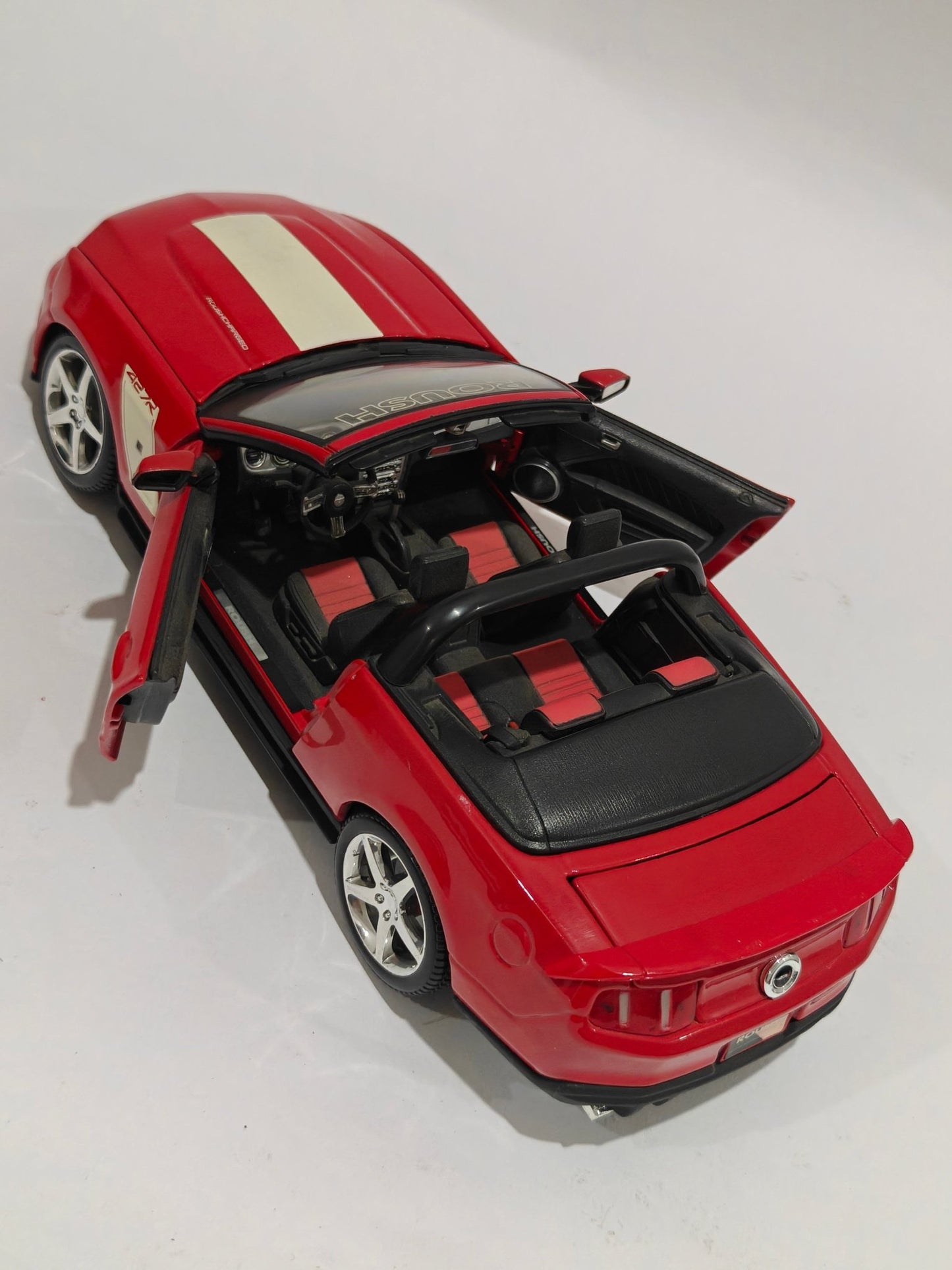 1:18 Maisto 2010 Ford Mustang Roush 427R (Pre - Owned) - Kinder Logs