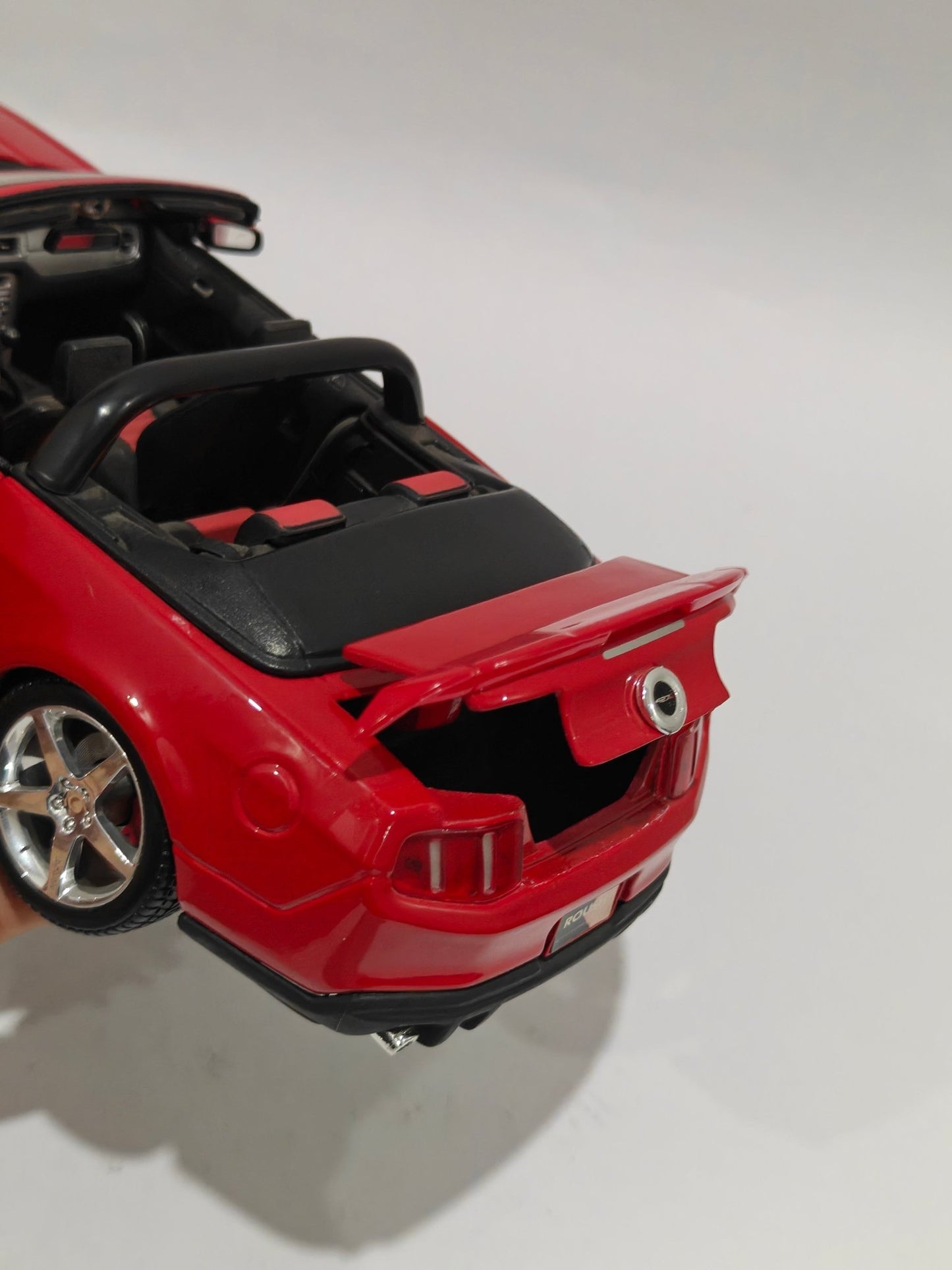 1:18 Maisto 2010 Ford Mustang Roush 427R (Pre - Owned) - Kinder Logs