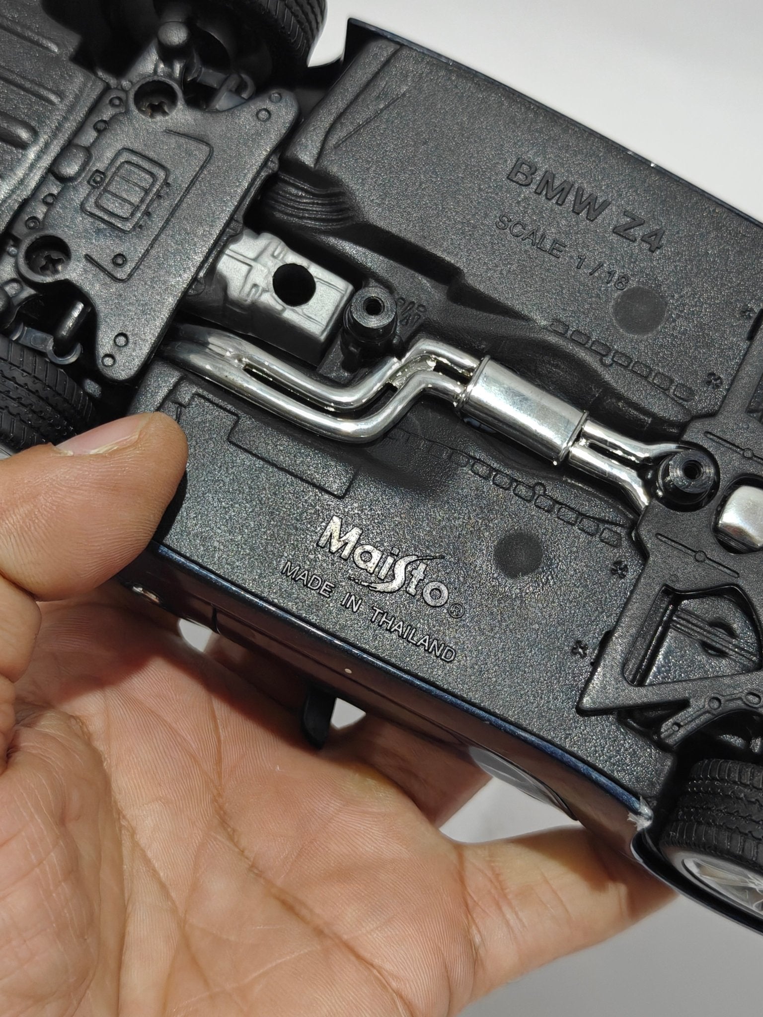 1:18 Maisto BMW Z4 (Pre - Owned) - Kinder Logs