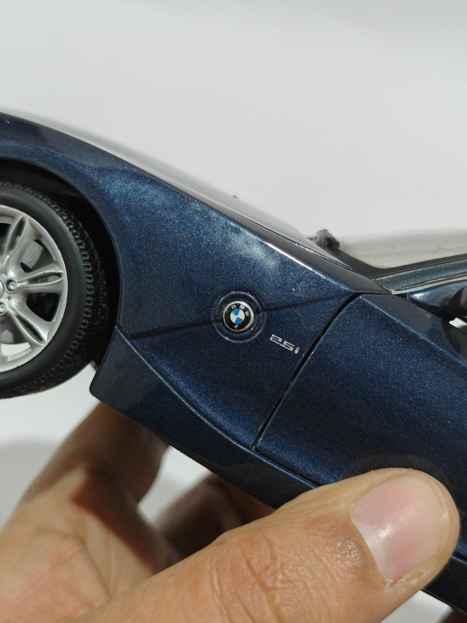 1:18 Maisto BMW Z4 (Pre - Owned) - Kinder Logs