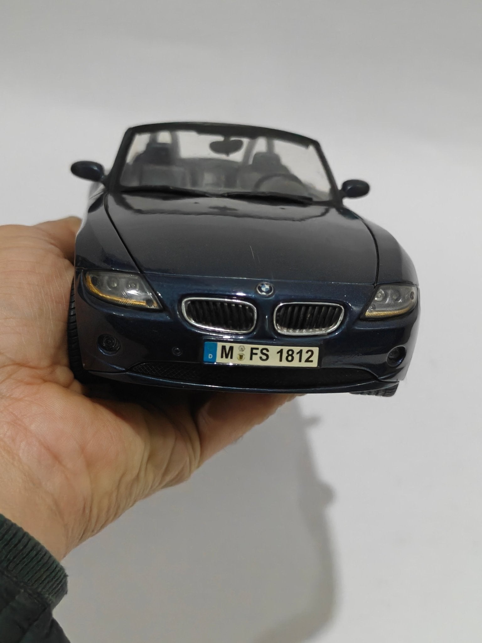 1:18 Maisto BMW Z4 (Pre - Owned) - Kinder Logs