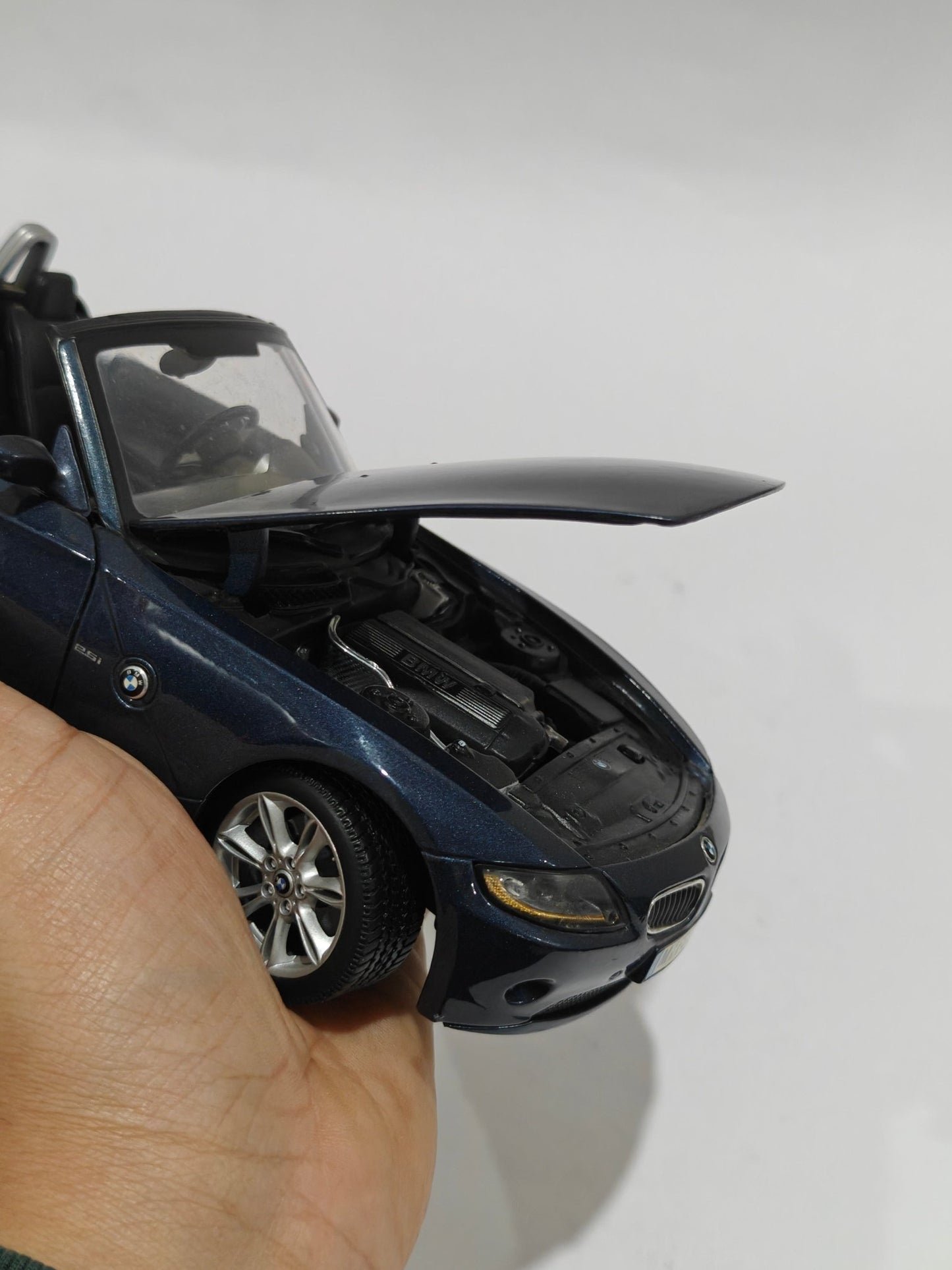 1:18 Maisto BMW Z4 (Pre - Owned) - Kinder Logs