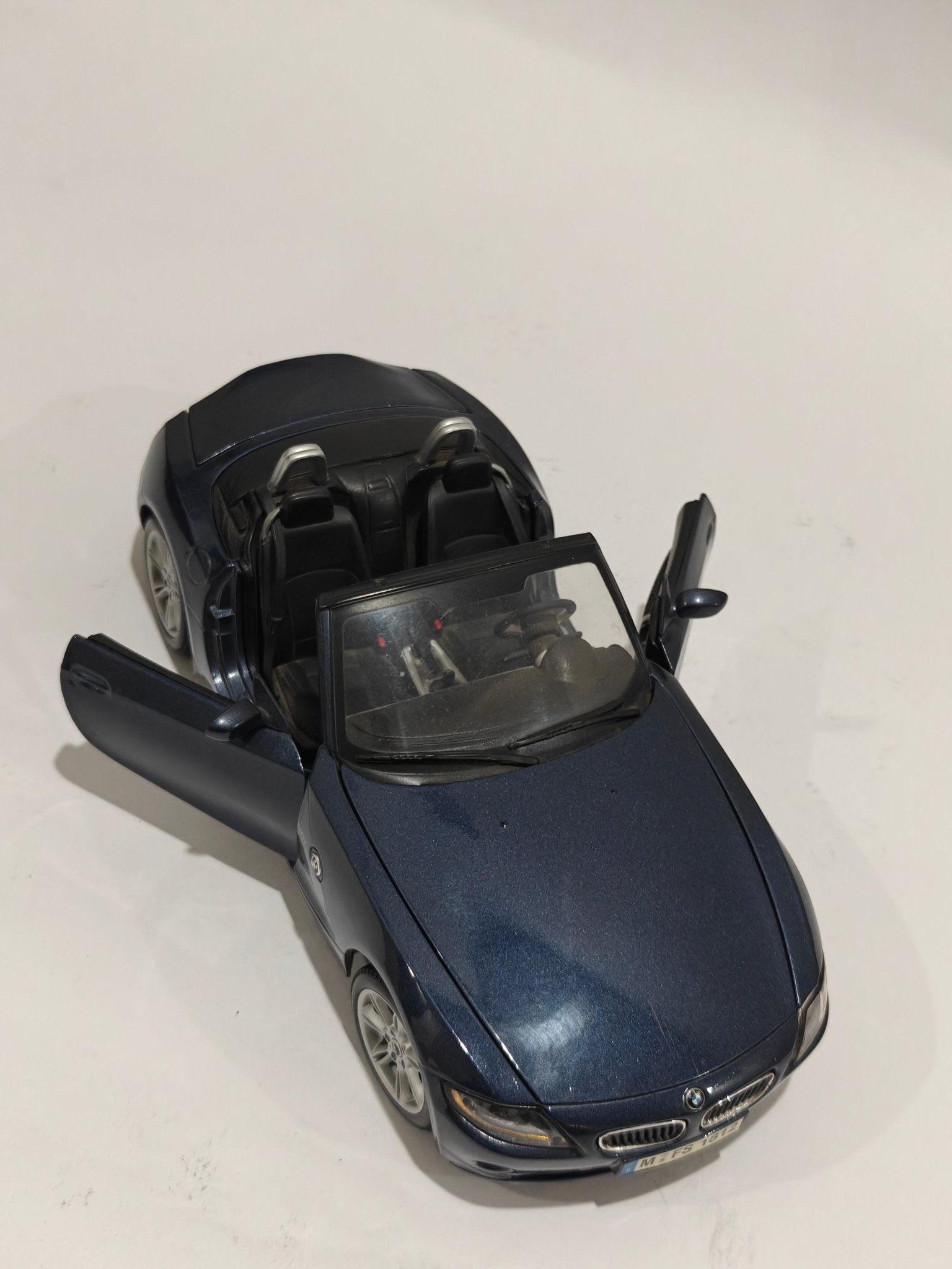 1:18 Maisto BMW Z4 (Pre - Owned) - Kinder Logs