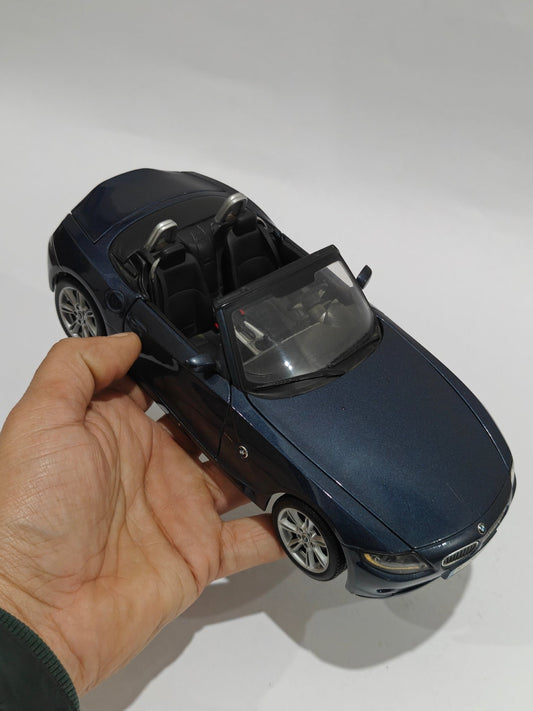 1:18 Maisto BMW Z4 (Pre - Owned) - Kinder Logs