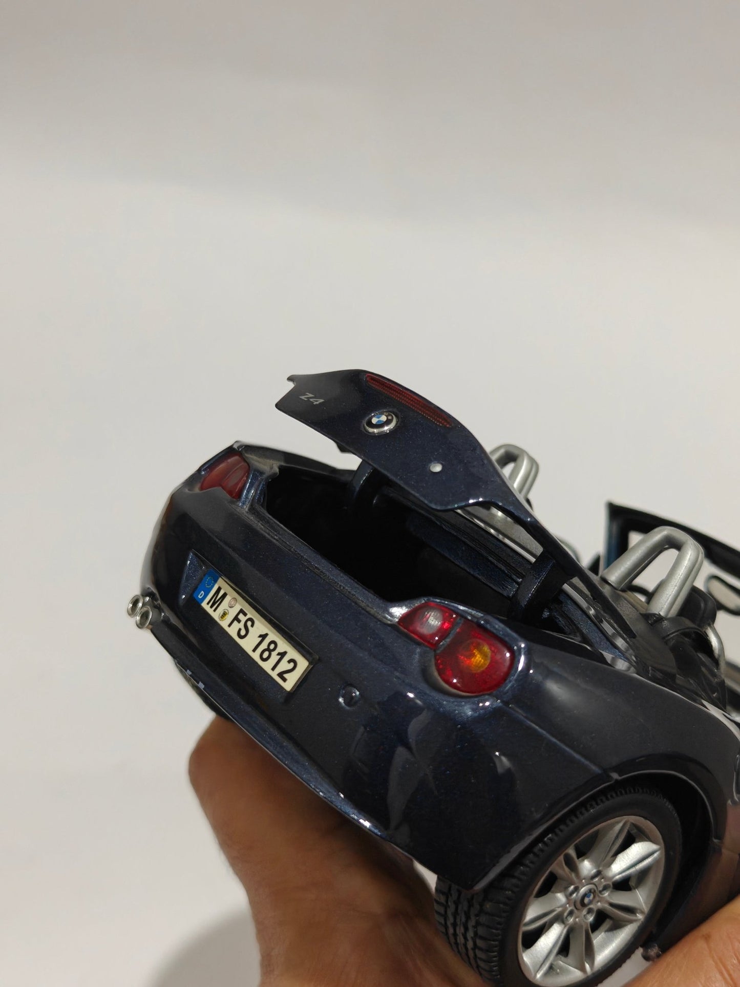 1:18 Maisto BMW Z4 (Pre - Owned) - Kinder Logs
