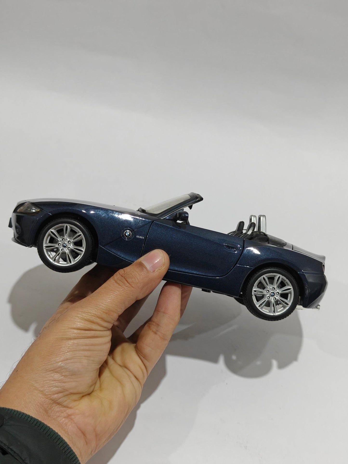 1:18 Maisto BMW Z4 (Pre - Owned) - Kinder Logs