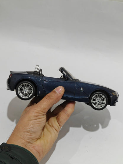 1:18 Maisto BMW Z4 (Pre - Owned) - Kinder Logs