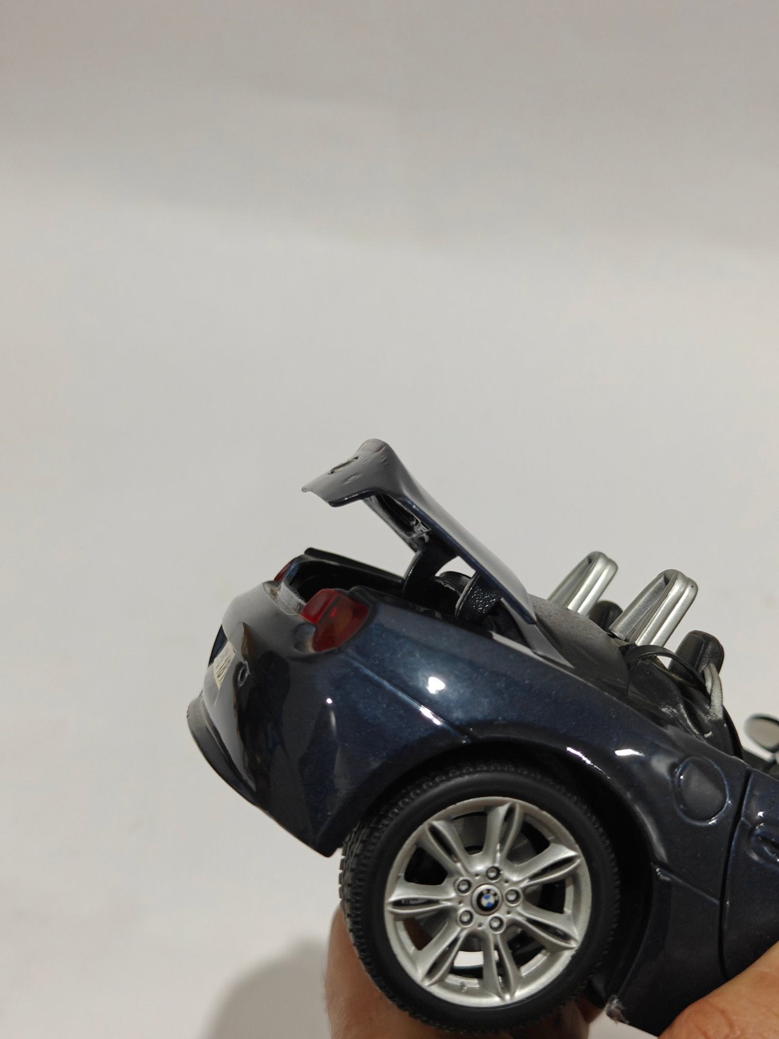1:18 Maisto BMW Z4 (Pre - Owned) - Kinder Logs