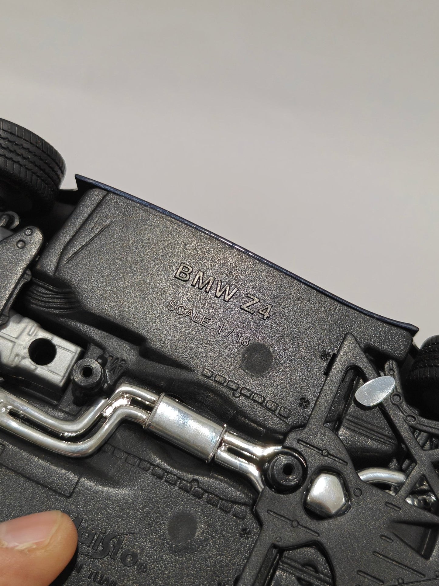 1:18 Maisto BMW Z4 (Pre - Owned) - Kinder Logs