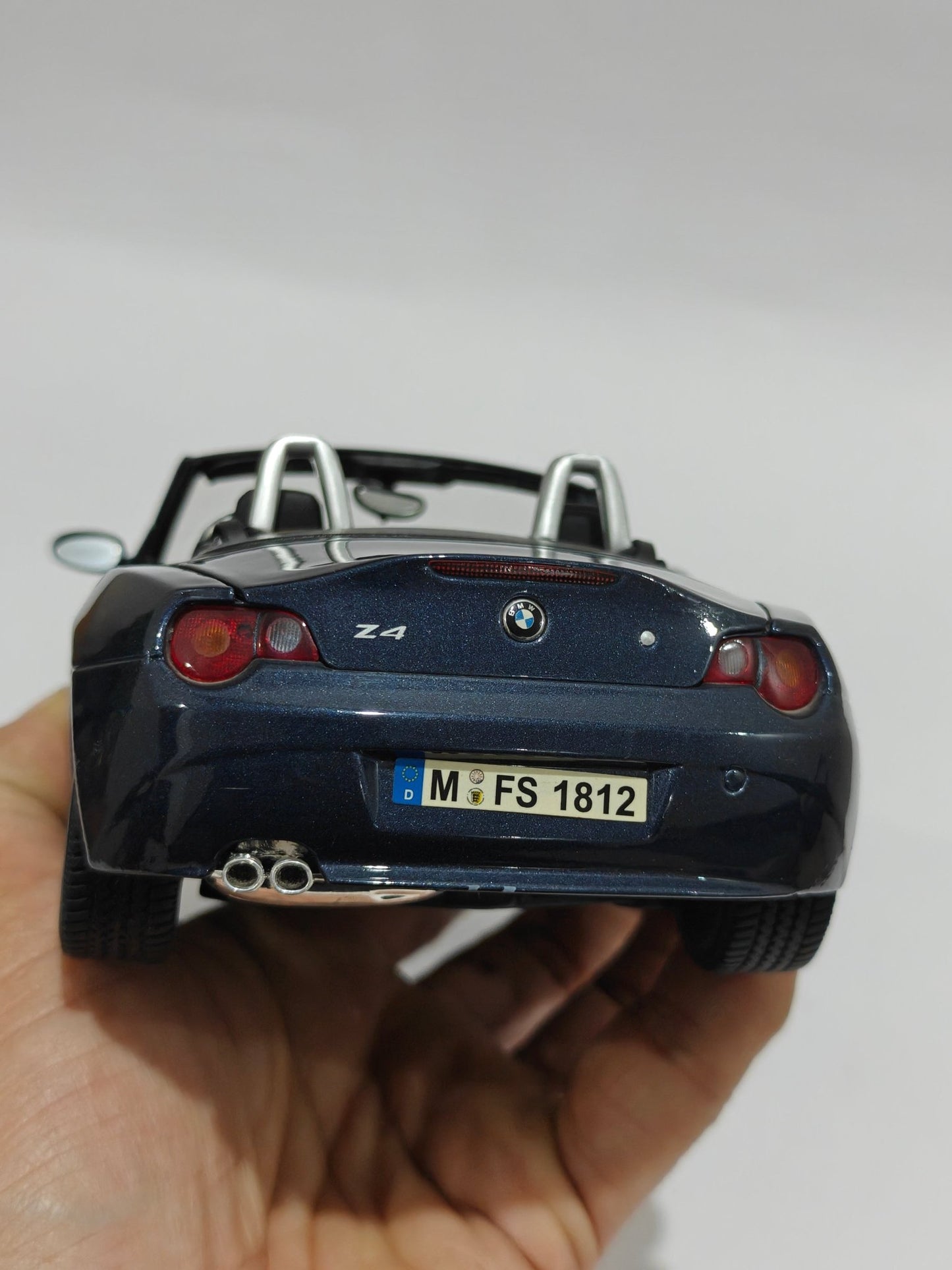 1:18 Maisto BMW Z4 (Pre - Owned) - Kinder Logs