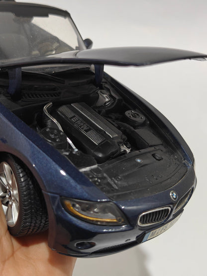 1:18 Maisto BMW Z4 (Pre - Owned) - Kinder Logs