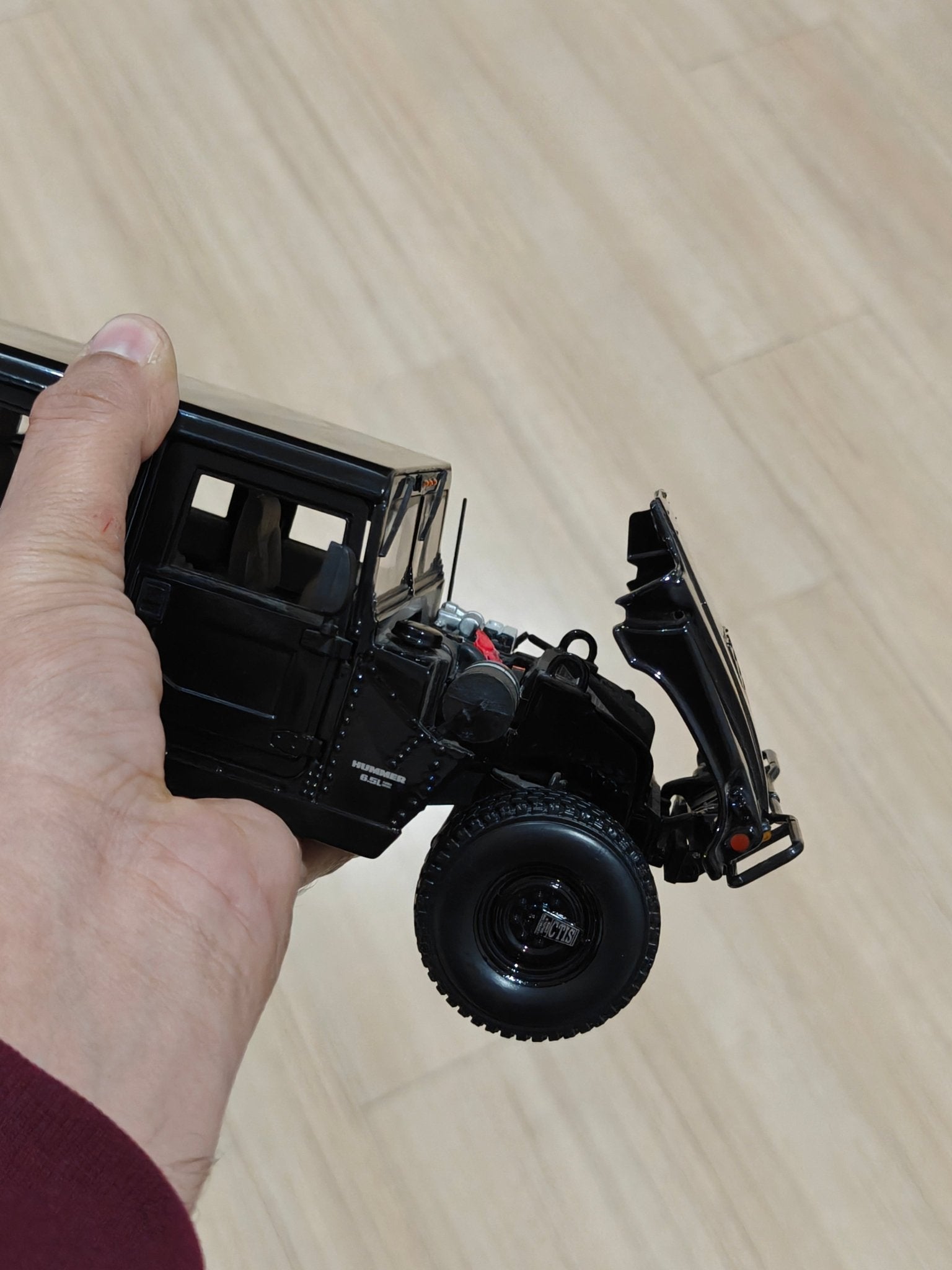 1:18 Maisto Hummer H1 (Pre - Owned) - Kinder Logs
